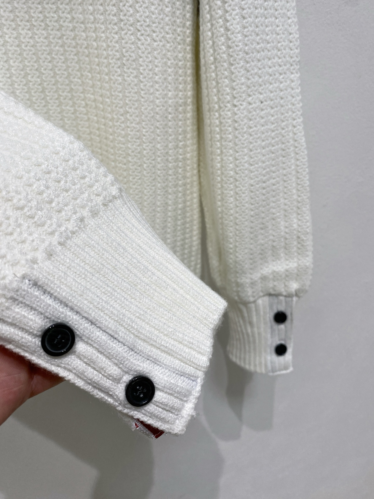 🌾 TB毛衣，采用羊毛混纺纱线，保暖性佳，蓬松柔软，加倍呵护肌肤，给你轻如无物的穿着感体验。高品质天然纤