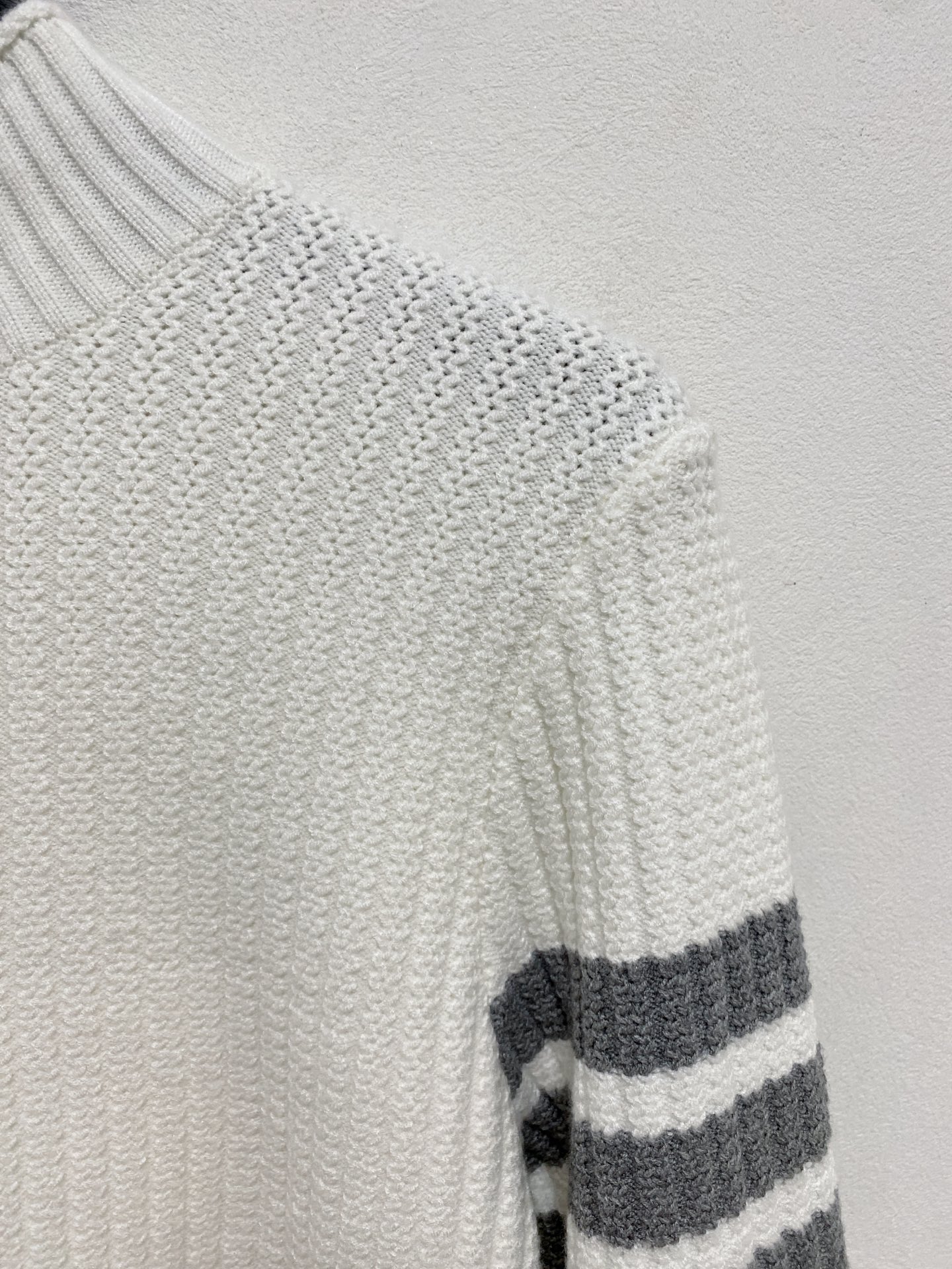 🌾 TB毛衣，采用羊毛混纺纱线，保暖性佳，蓬松柔软，加倍呵护肌肤，给你轻如无物的穿着感体验。高品质天然纤