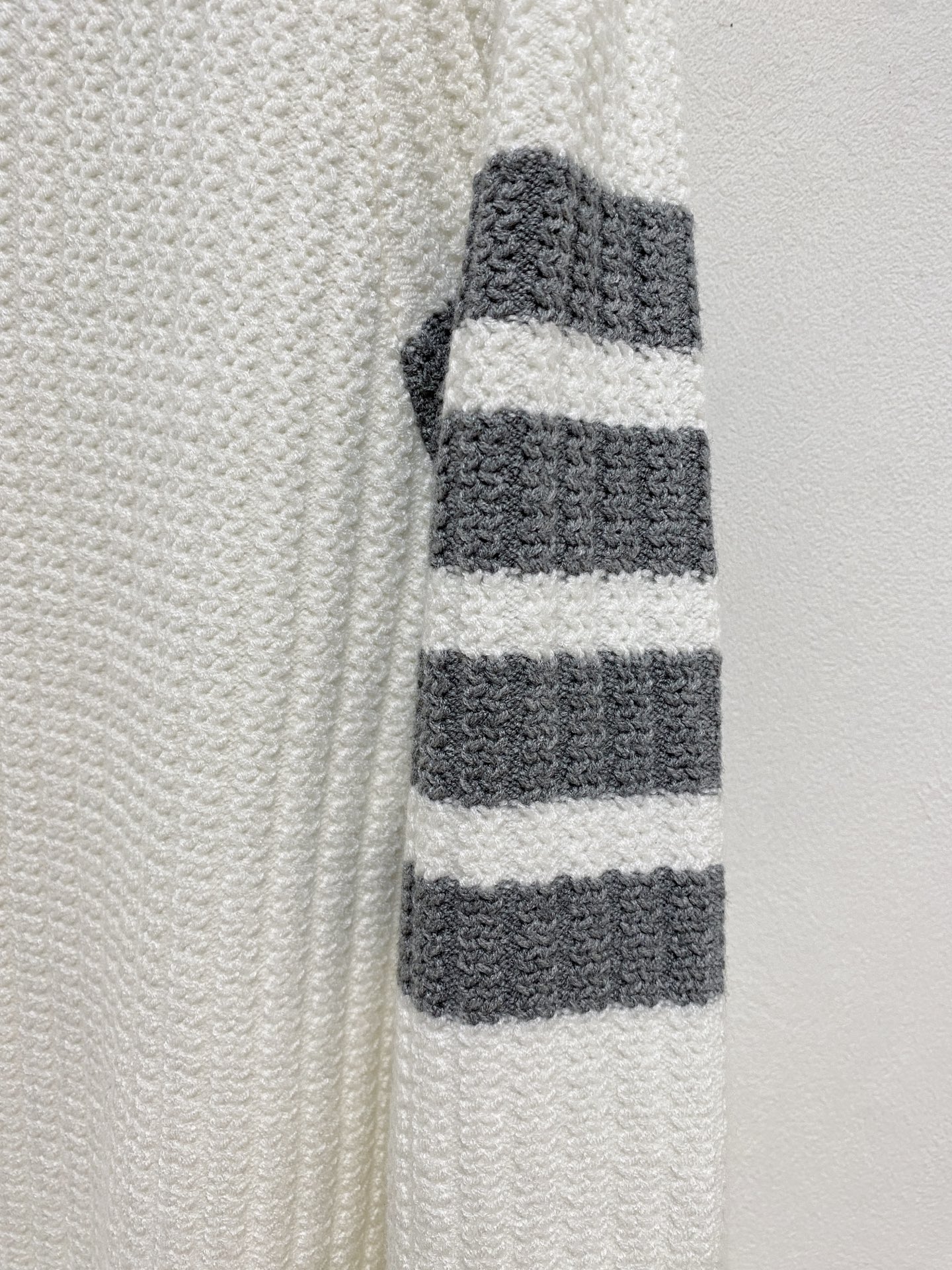 🌾 TB毛衣，采用羊毛混纺纱线，保暖性佳，蓬松柔软，加倍呵护肌肤，给你轻如无物的穿着感体验。高品质天然纤