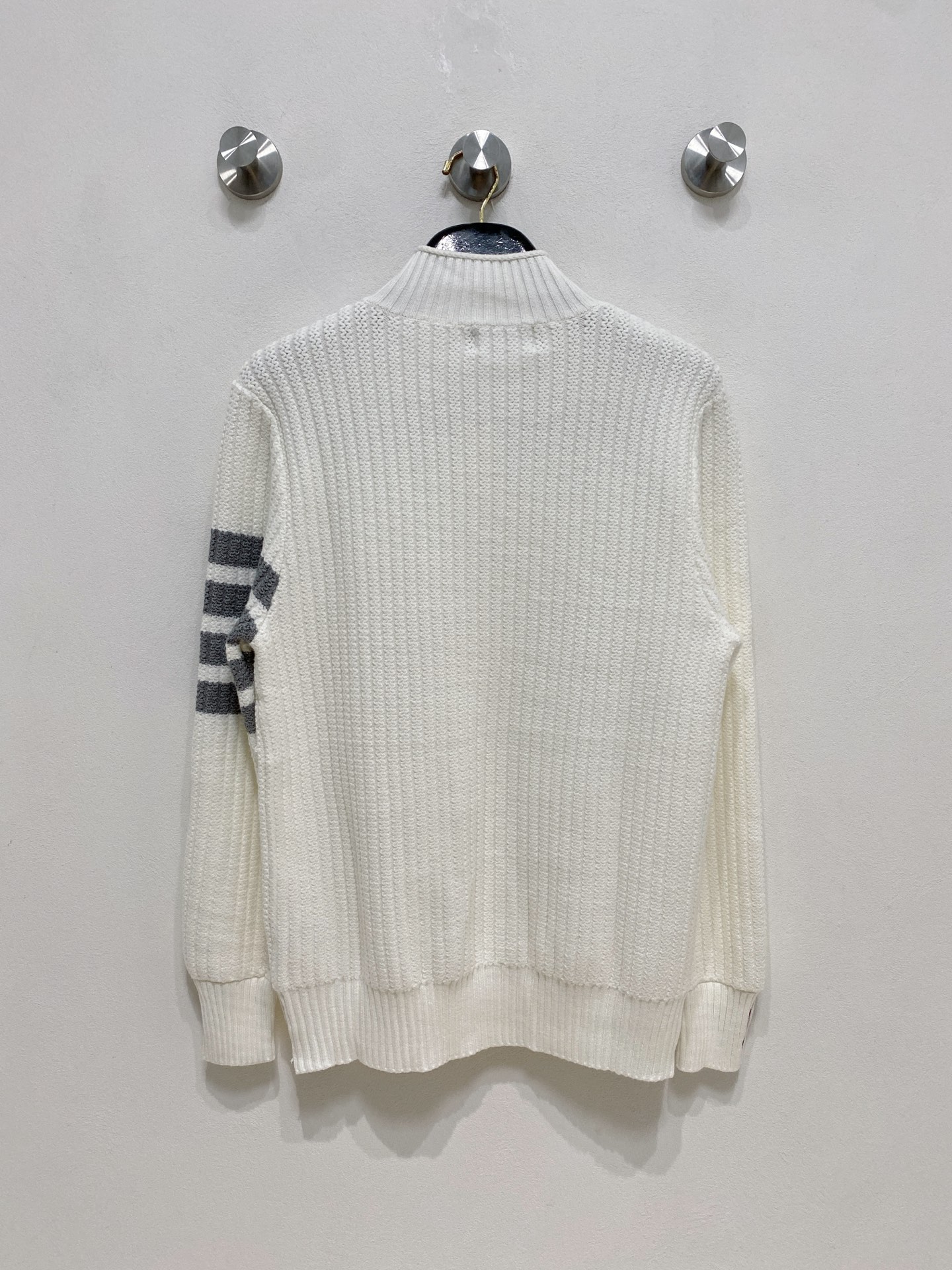 🌾 TB毛衣，采用羊毛混纺纱线，保暖性佳，蓬松柔软，加倍呵护肌肤，给你轻如无物的穿着感体验。高品质天然纤