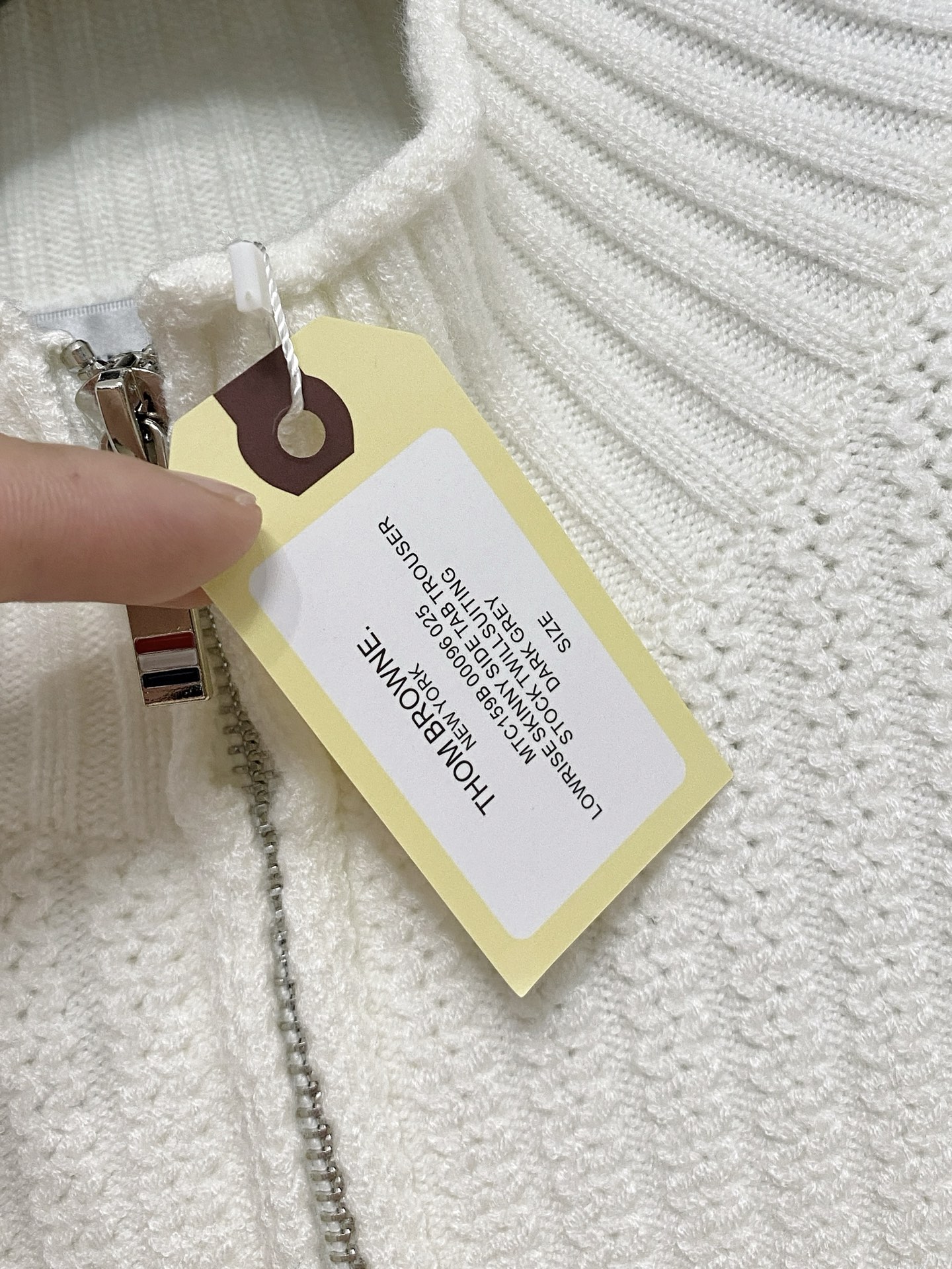 🌾 TB毛衣，采用羊毛混纺纱线，保暖性佳，蓬松柔软，加倍呵护肌肤，给你轻如无物的穿着感体验。高品质天然纤