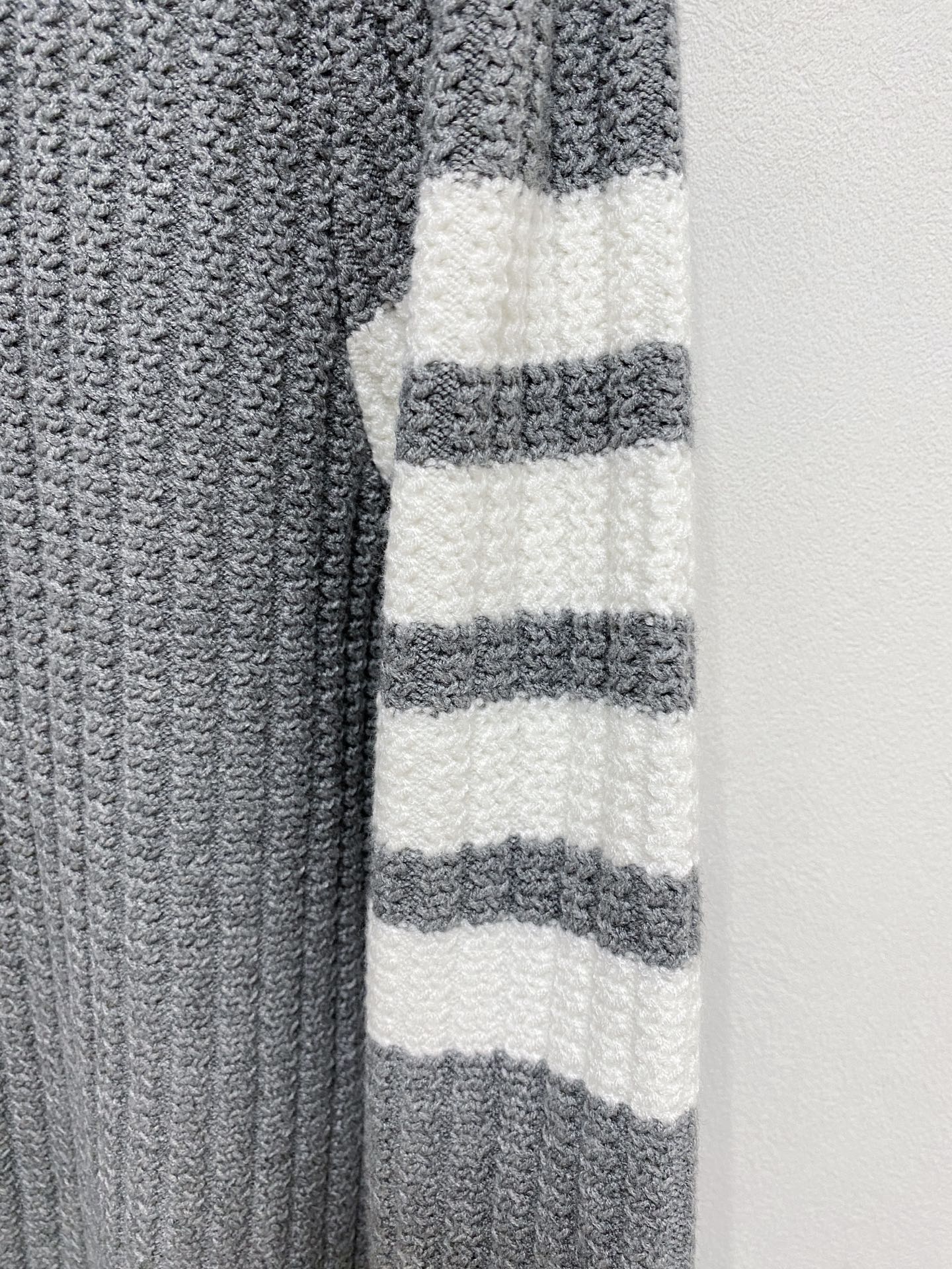 🌾 TB毛衣，采用羊毛混纺纱线，保暖性佳，蓬松柔软，加倍呵护肌肤，给你轻如无物的穿着感体验。高品质天然纤