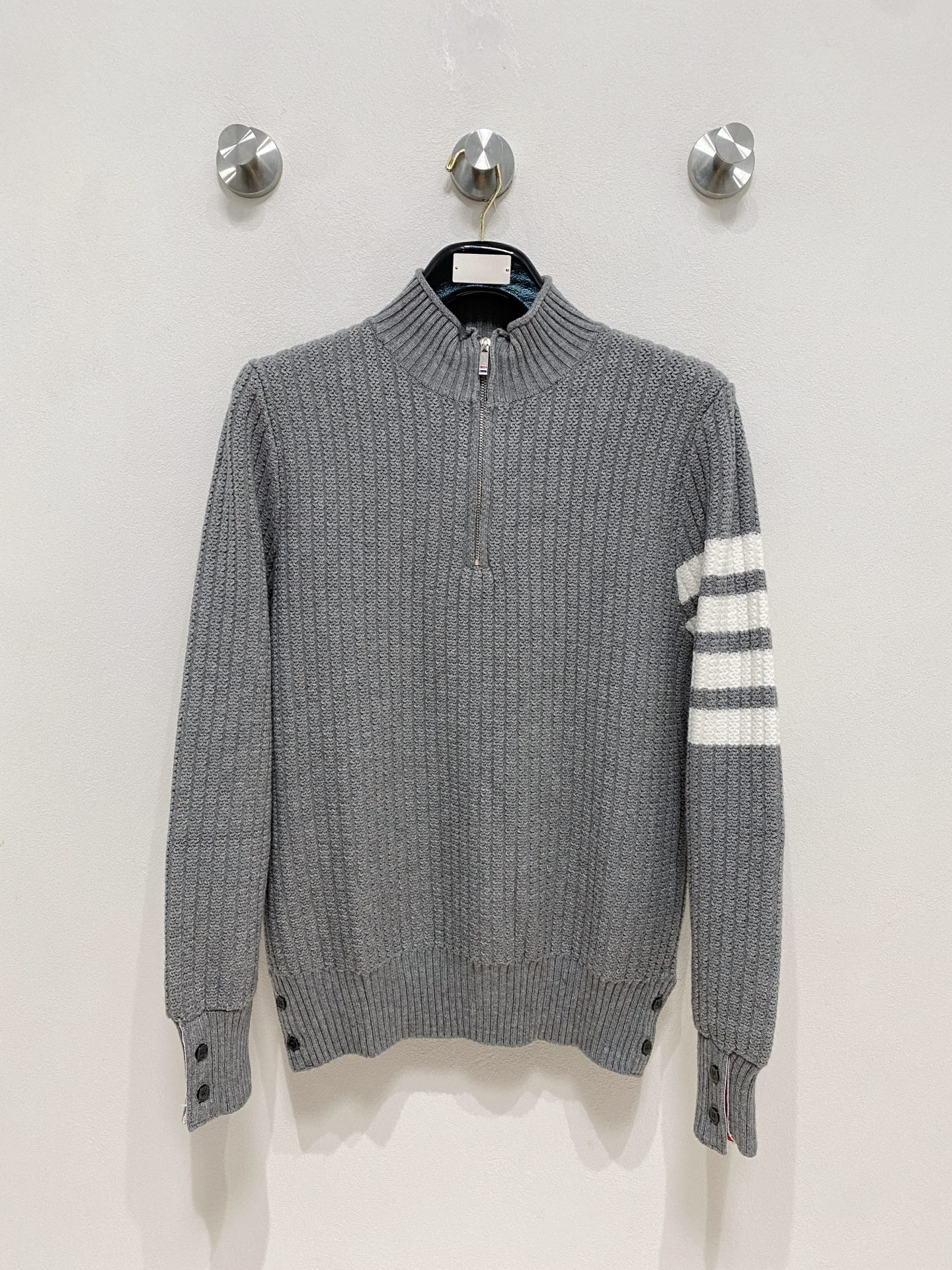 🌾 TB毛衣，采用羊毛混纺纱线，保暖性佳，蓬松柔软，加倍呵护肌肤，给你轻如无物的穿着感体验。高品质天然纤