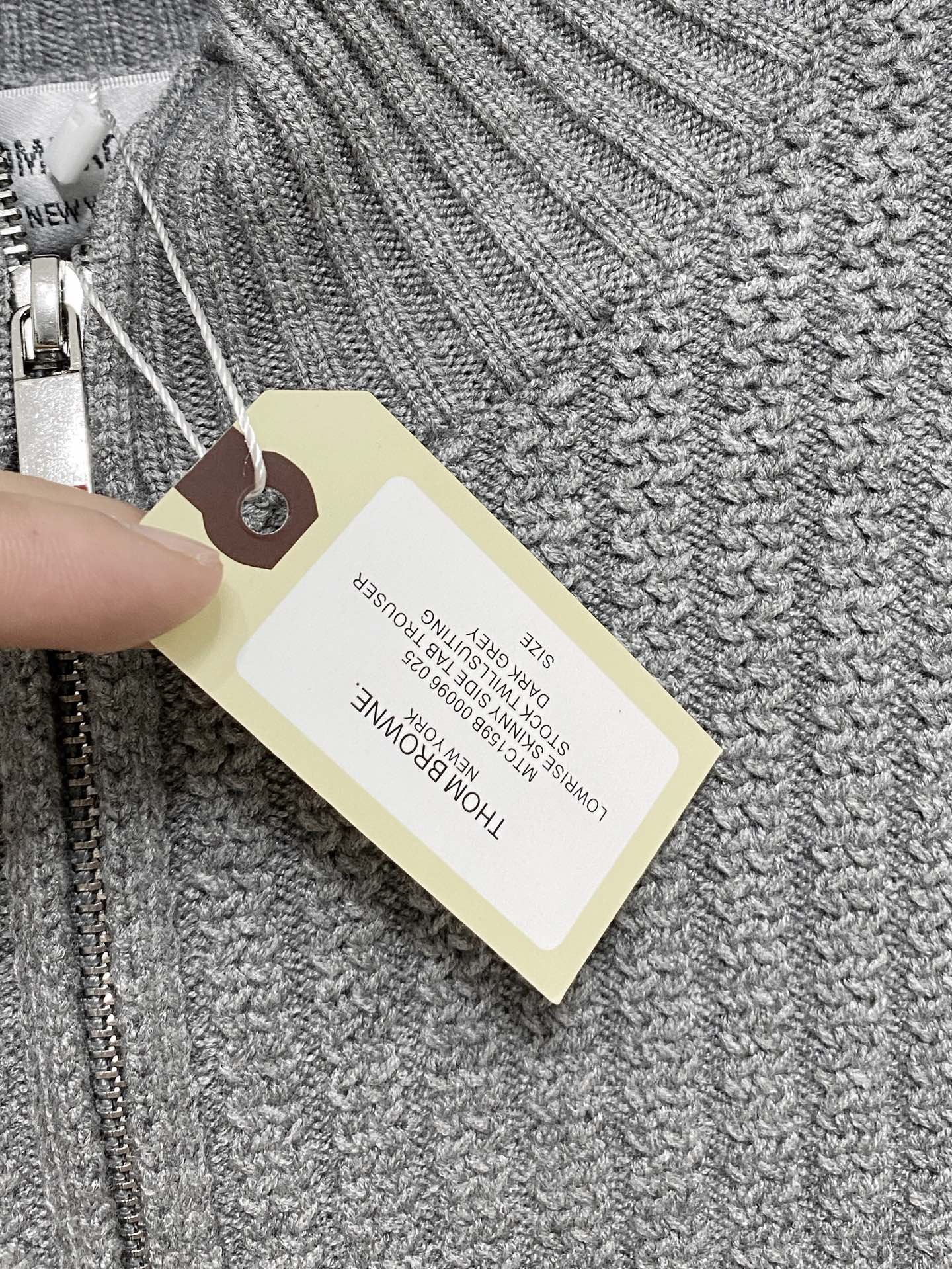 🌾 TB毛衣，采用羊毛混纺纱线，保暖性佳，蓬松柔软，加倍呵护肌肤，给你轻如无物的穿着感体验。高品质天然纤