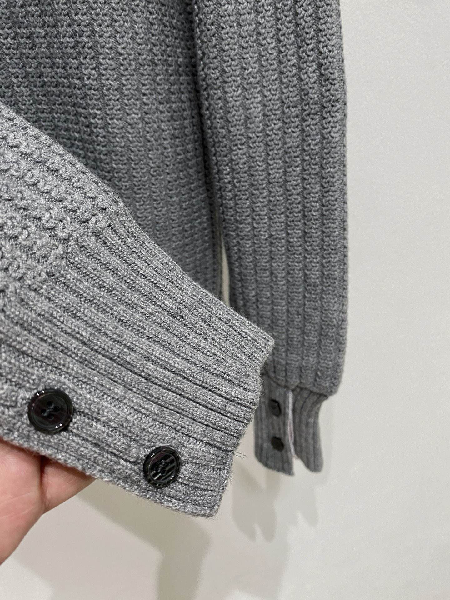 🌾 TB毛衣，采用羊毛混纺纱线，保暖性佳，蓬松柔软，加倍呵护肌肤，给你轻如无物的穿着感体验。高品质天然纤