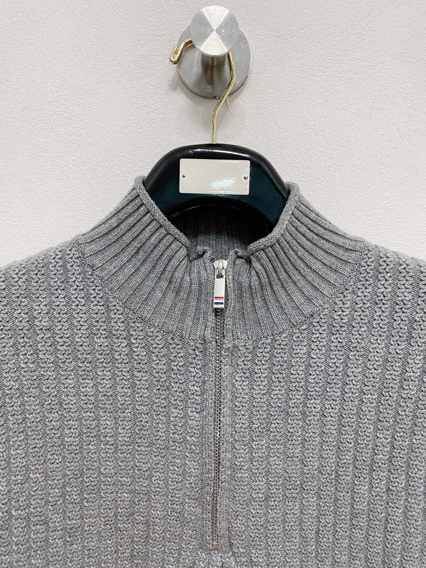 🌾 TB毛衣，采用羊毛混纺纱线，保暖性佳，蓬松柔软，加倍呵护肌肤，给你轻如无物的穿着感体验。高品质天然纤