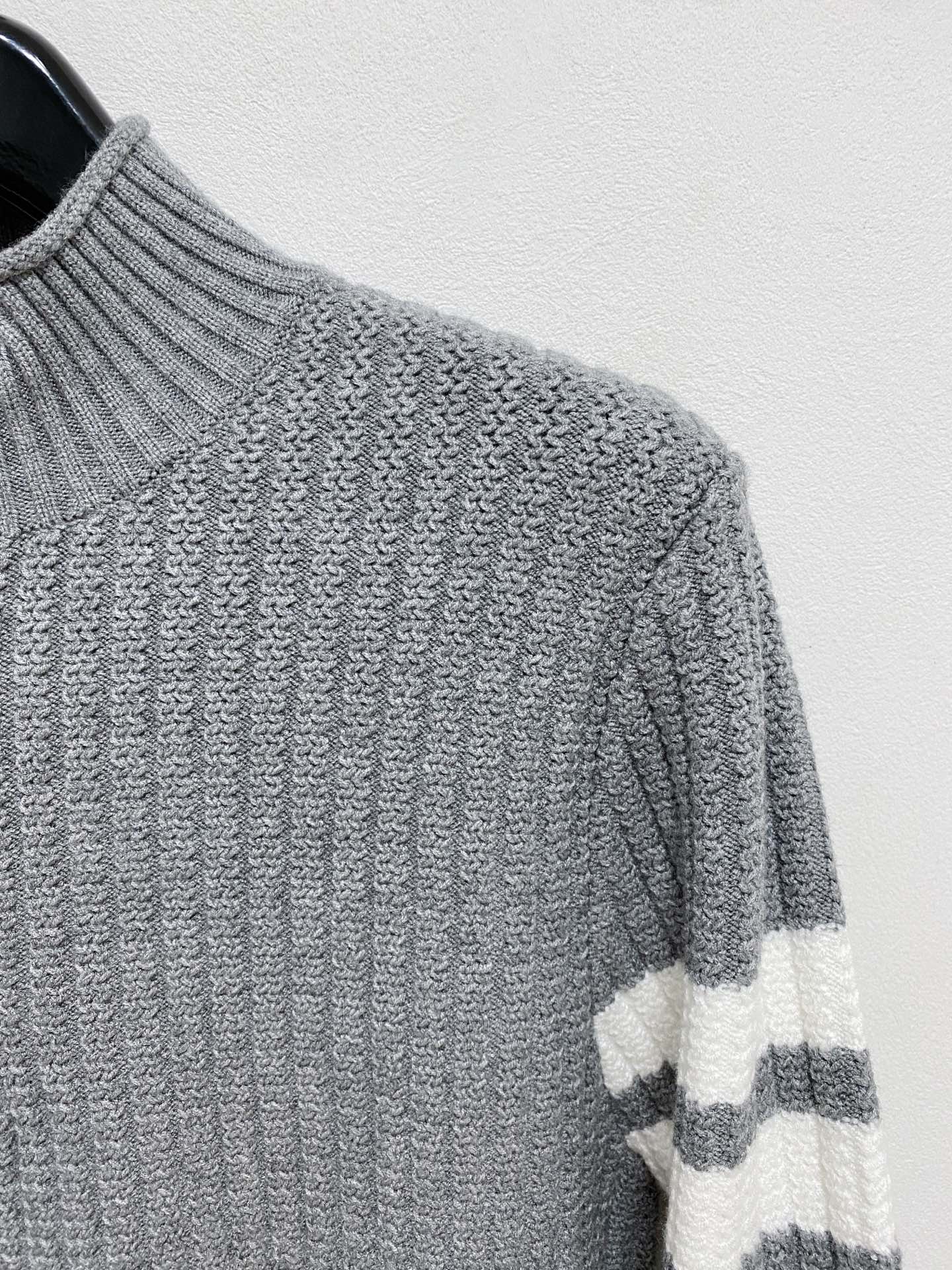 🌾 TB毛衣，采用羊毛混纺纱线，保暖性佳，蓬松柔软，加倍呵护肌肤，给你轻如无物的穿着感体验。高品质天然纤