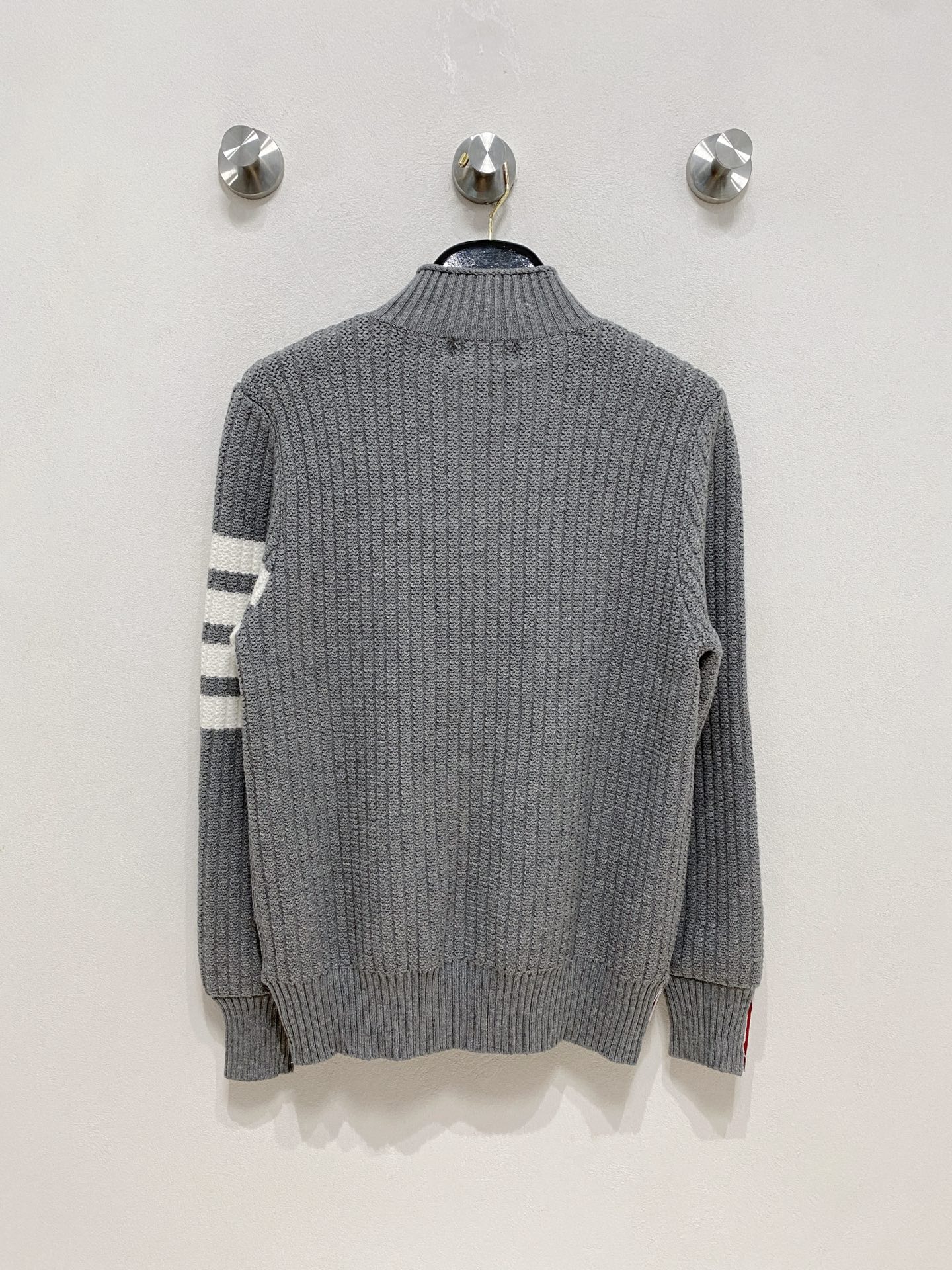 🌾 TB毛衣，采用羊毛混纺纱线，保暖性佳，蓬松柔软，加倍呵护肌肤，给你轻如无物的穿着感体验。高品质天然纤