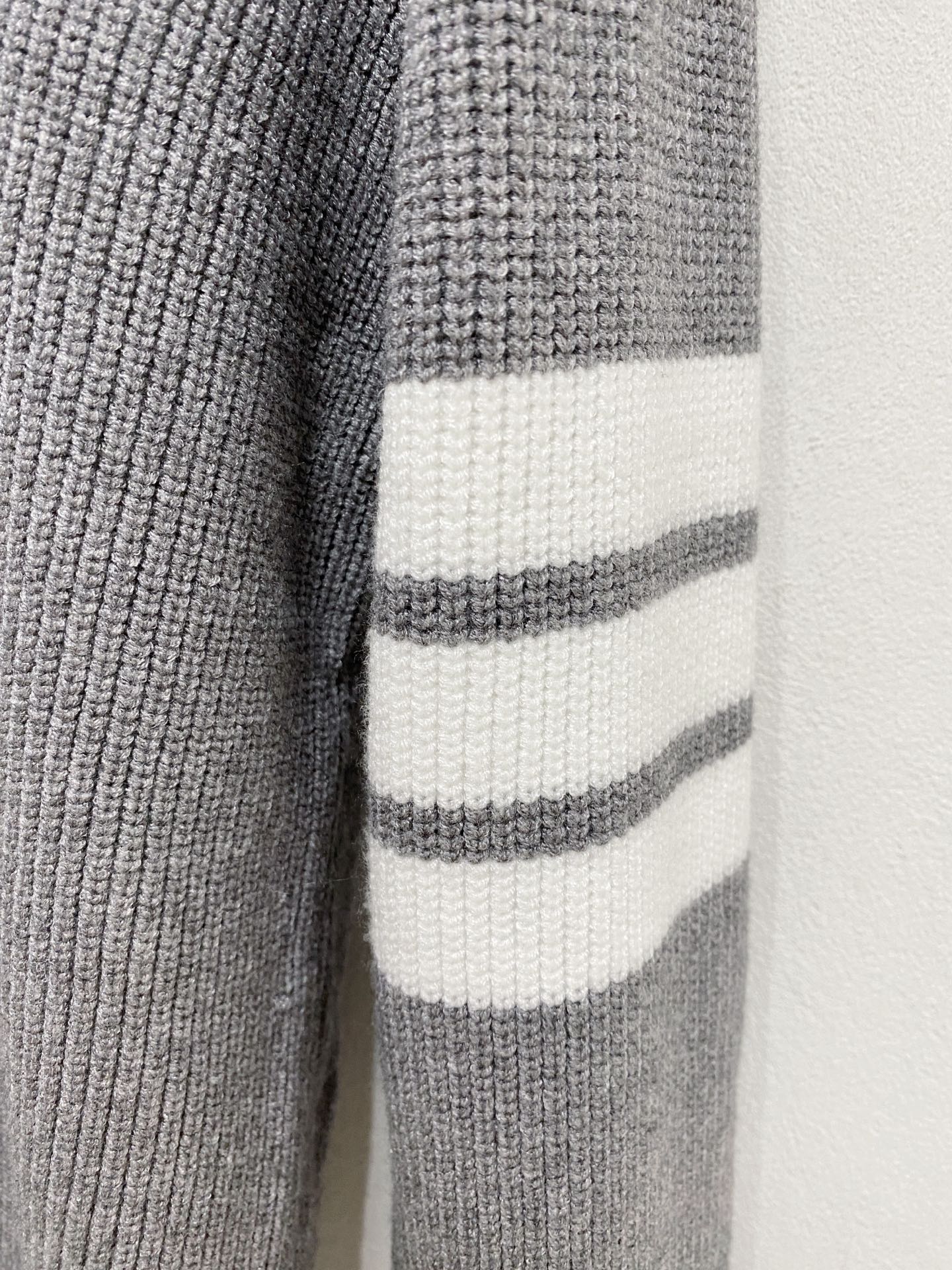 🌾 TB开衫毛衣，采用羊毛混纺纱线，保暖性佳，蓬松柔软，加倍呵护肌肤，给你轻如无物的穿着感体验。高品质天