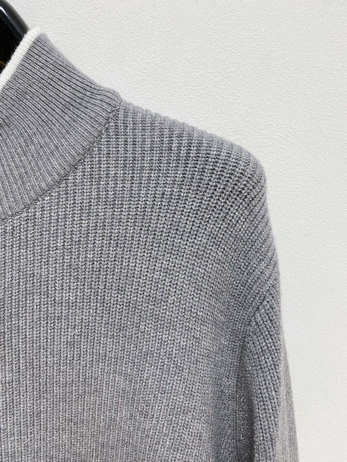 🌾 TB开衫毛衣，采用羊毛混纺纱线，保暖性佳，蓬松柔软，加倍呵护肌肤，给你轻如无物的穿着感体验。高品质天