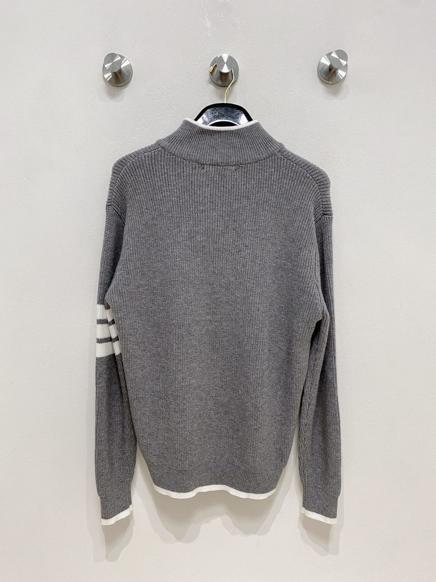 🌾 TB开衫毛衣，采用羊毛混纺纱线，保暖性佳，蓬松柔软，加倍呵护肌肤，给你轻如无物的穿着感体验。高品质天