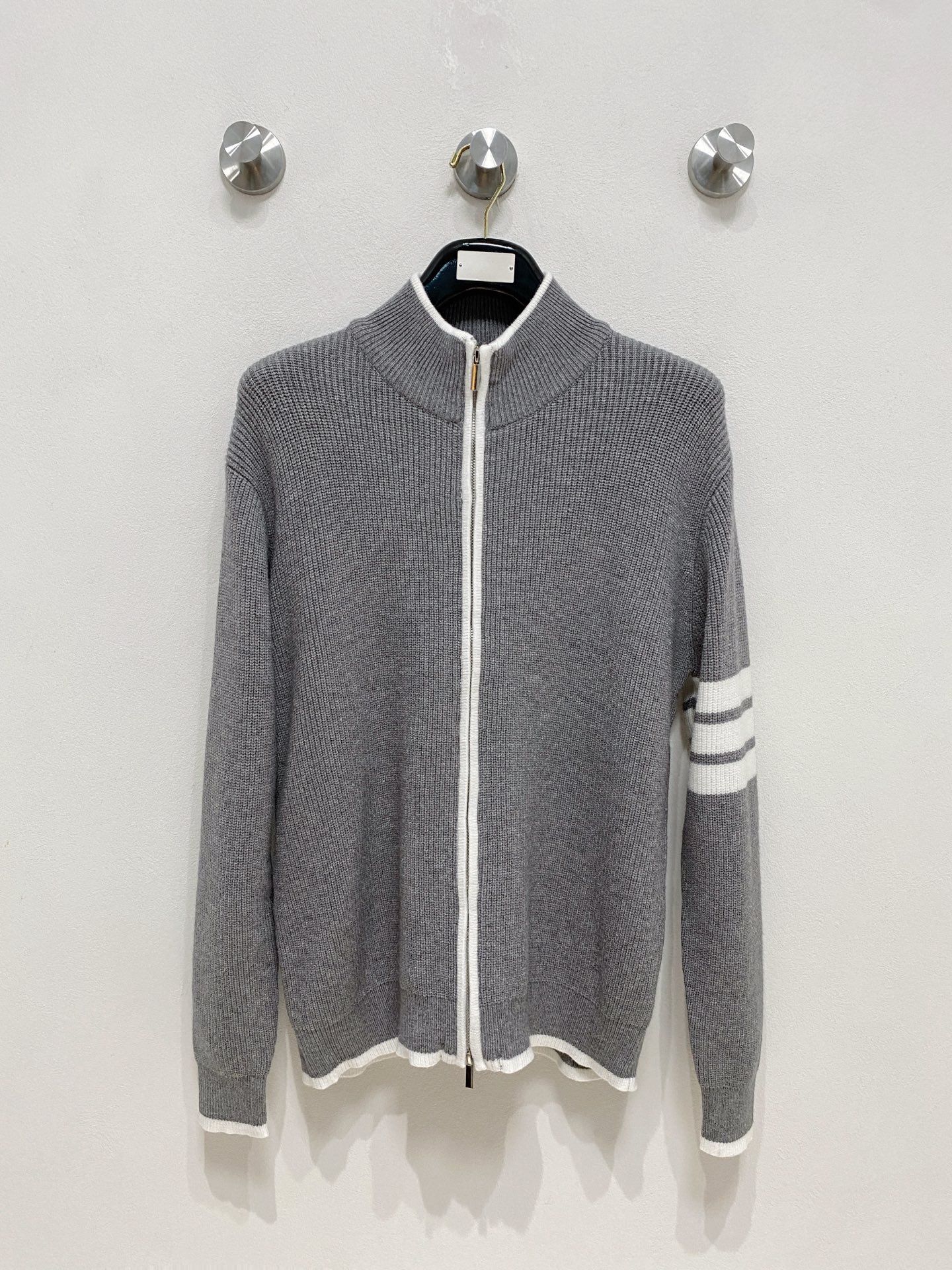 🌾 TB开衫毛衣，采用羊毛混纺纱线，保暖性佳，蓬松柔软，加倍呵护肌肤，给你轻如无物的穿着感体验。高品质天