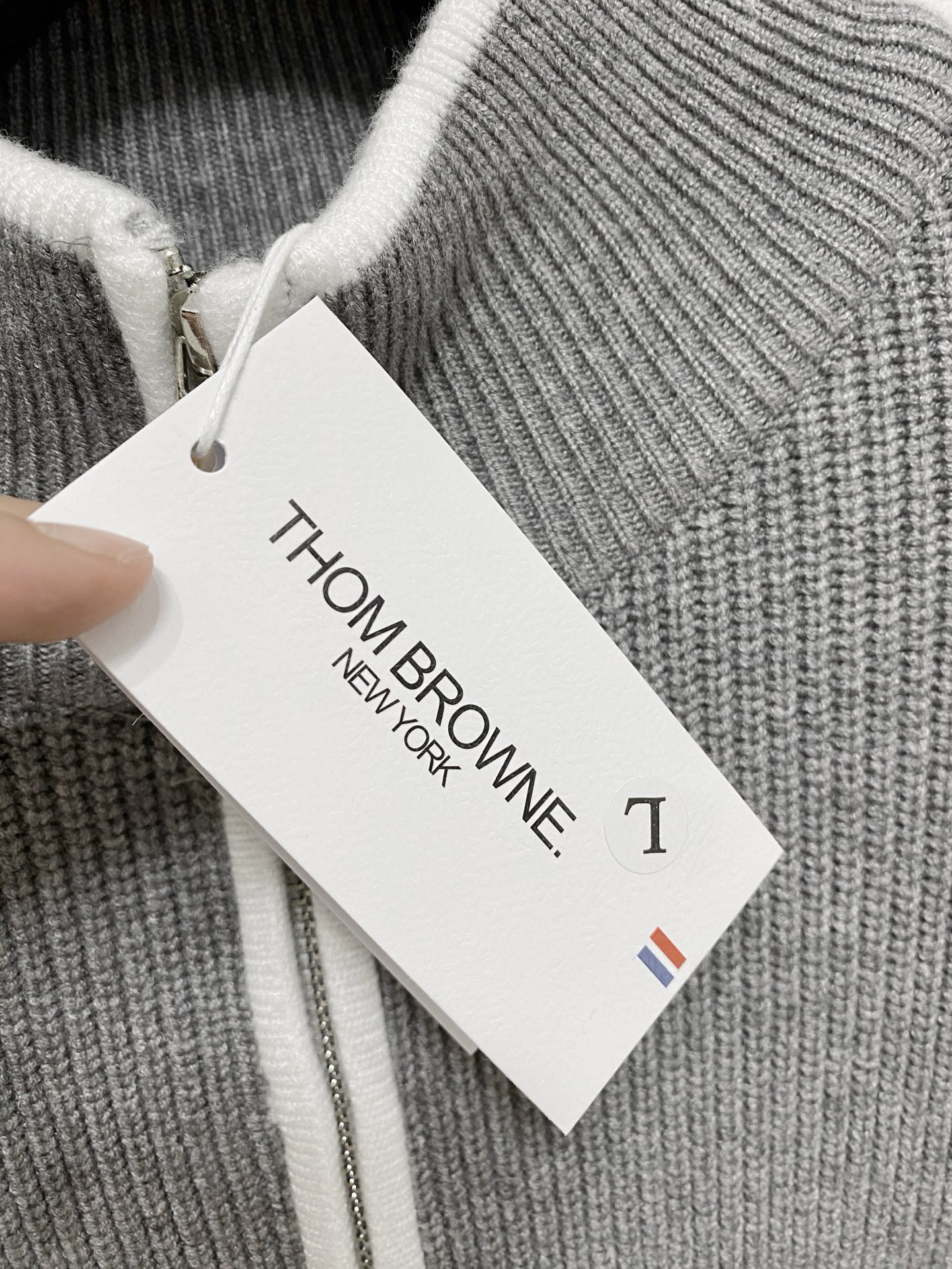 🌾 TB开衫毛衣，采用羊毛混纺纱线，保暖性佳，蓬松柔软，加倍呵护肌肤，给你轻如无物的穿着感体验。高品质天