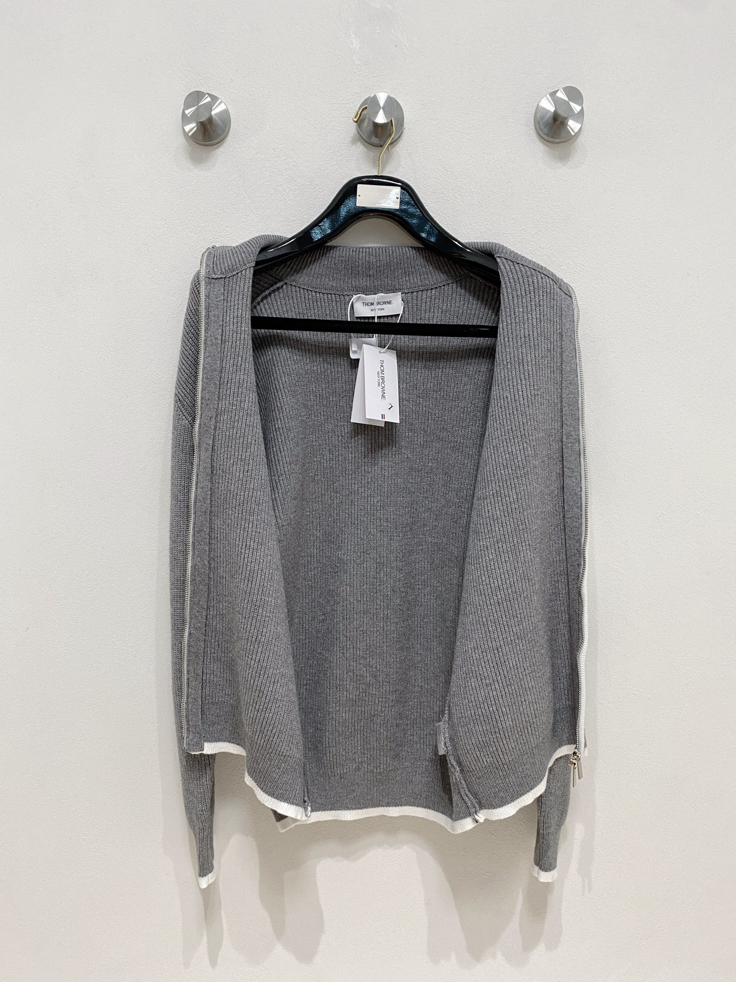 🌾 TB开衫毛衣，采用羊毛混纺纱线，保暖性佳，蓬松柔软，加倍呵护肌肤，给你轻如无物的穿着感体验。高品质天