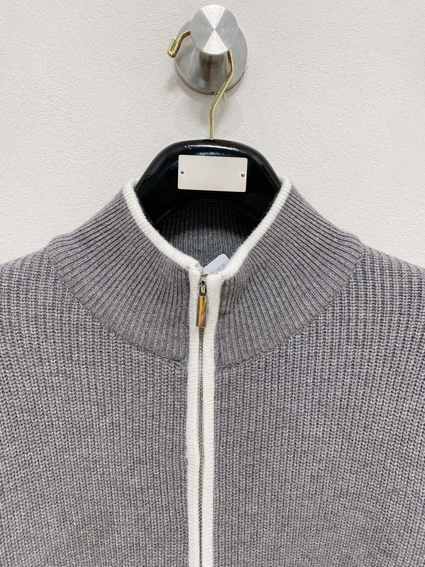 🌾 TB开衫毛衣，采用羊毛混纺纱线，保暖性佳，蓬松柔软，加倍呵护肌肤，给你轻如无物的穿着感体验。高品质天