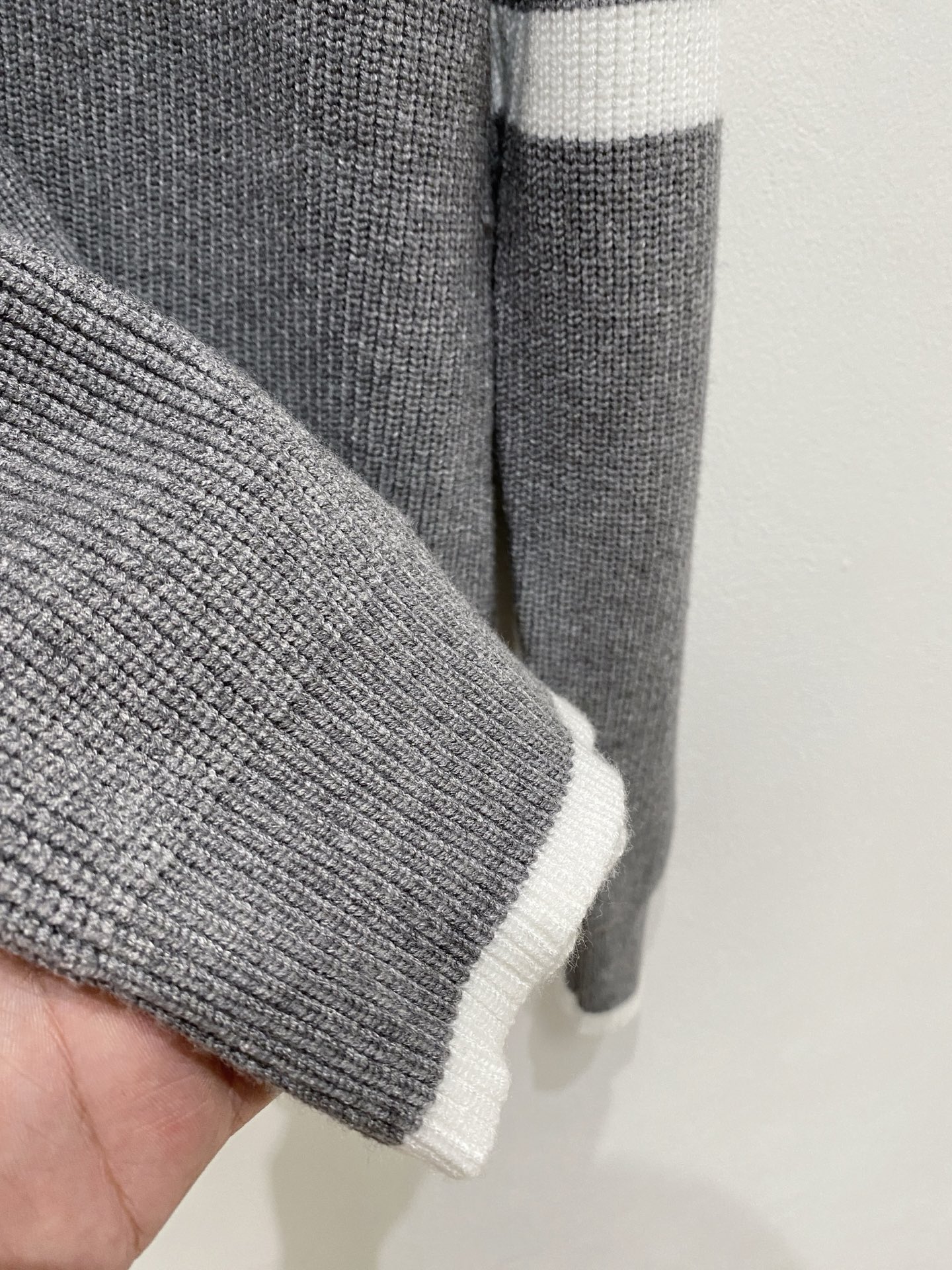 🌾 TB开衫毛衣，采用羊毛混纺纱线，保暖性佳，蓬松柔软，加倍呵护肌肤，给你轻如无物的穿着感体验。高品质天