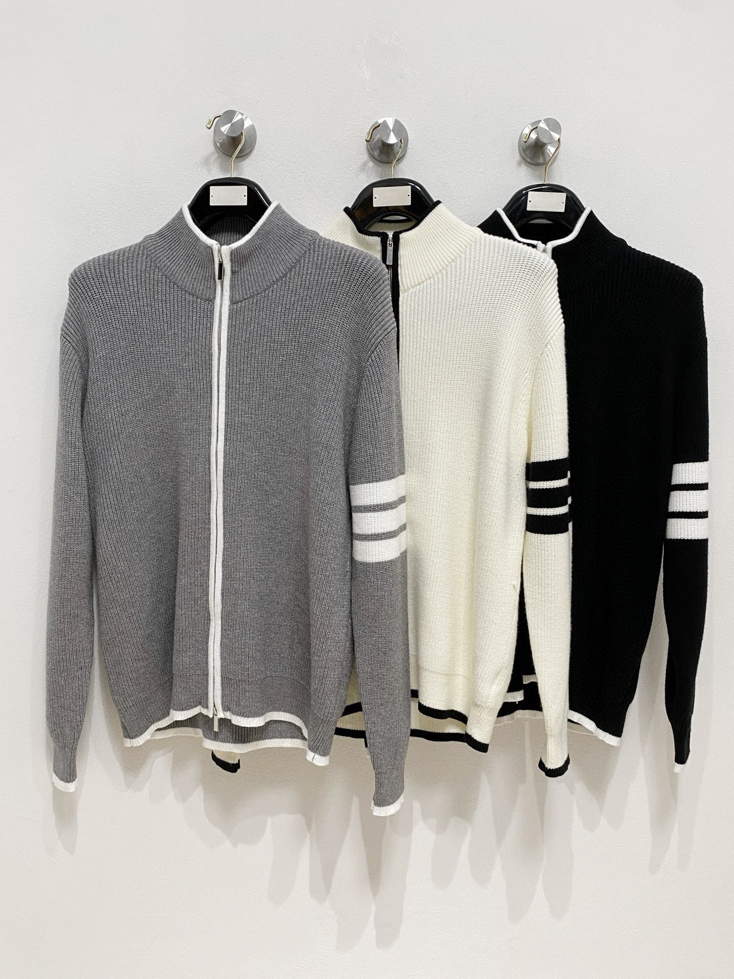 🌾 TB开衫毛衣，采用羊毛混纺纱线，保暖性佳，蓬松柔软，加倍呵护肌肤，给你轻如无物的穿着感体验。高品质天