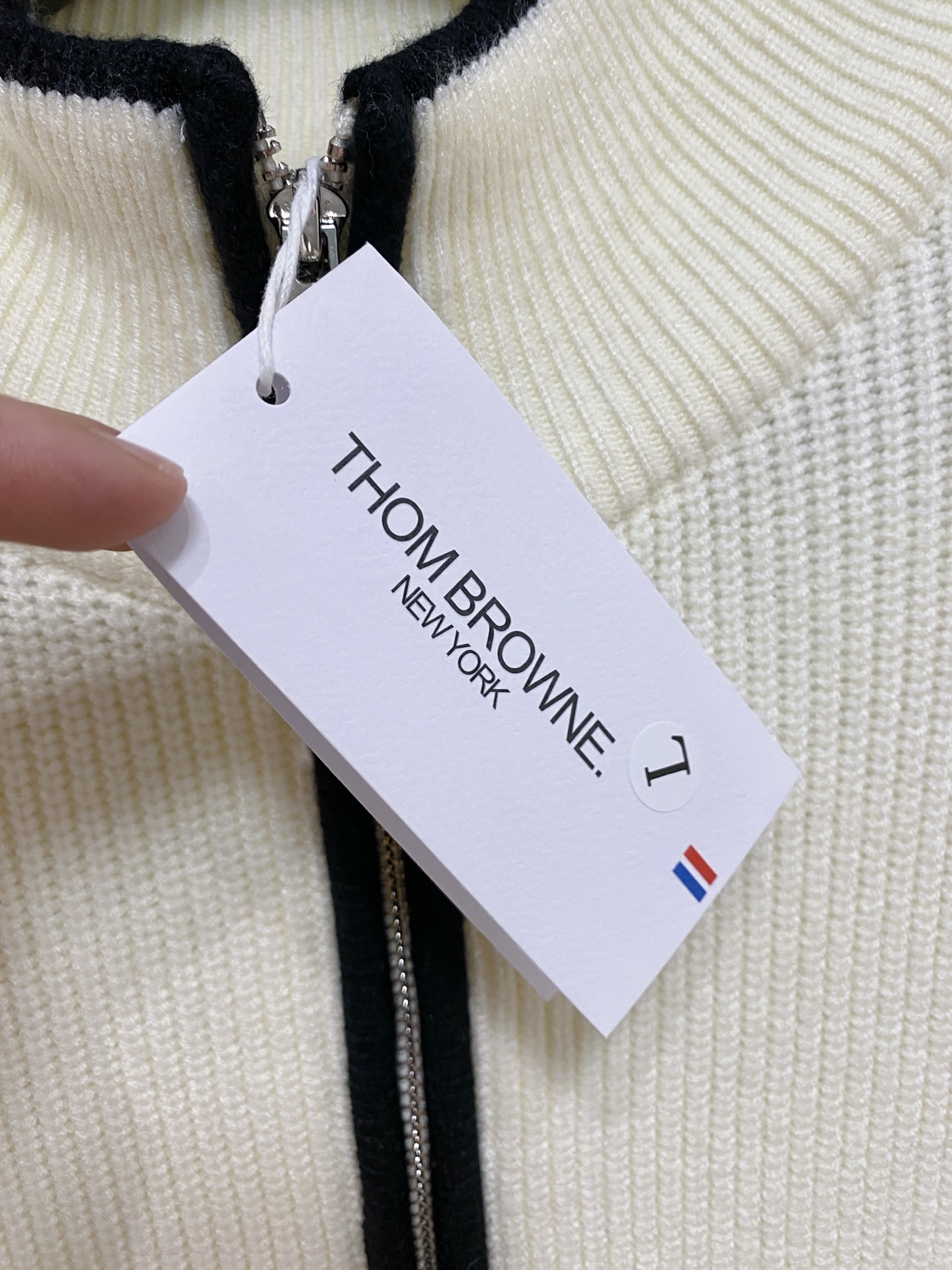 🌾 TB开衫毛衣，采用羊毛混纺纱线，保暖性佳，蓬松柔软，加倍呵护肌肤，给你轻如无物的穿着感体验。高品质天