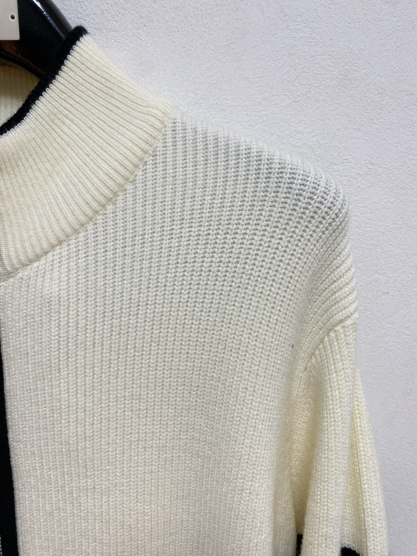 🌾 TB开衫毛衣，采用羊毛混纺纱线，保暖性佳，蓬松柔软，加倍呵护肌肤，给你轻如无物的穿着感体验。高品质天