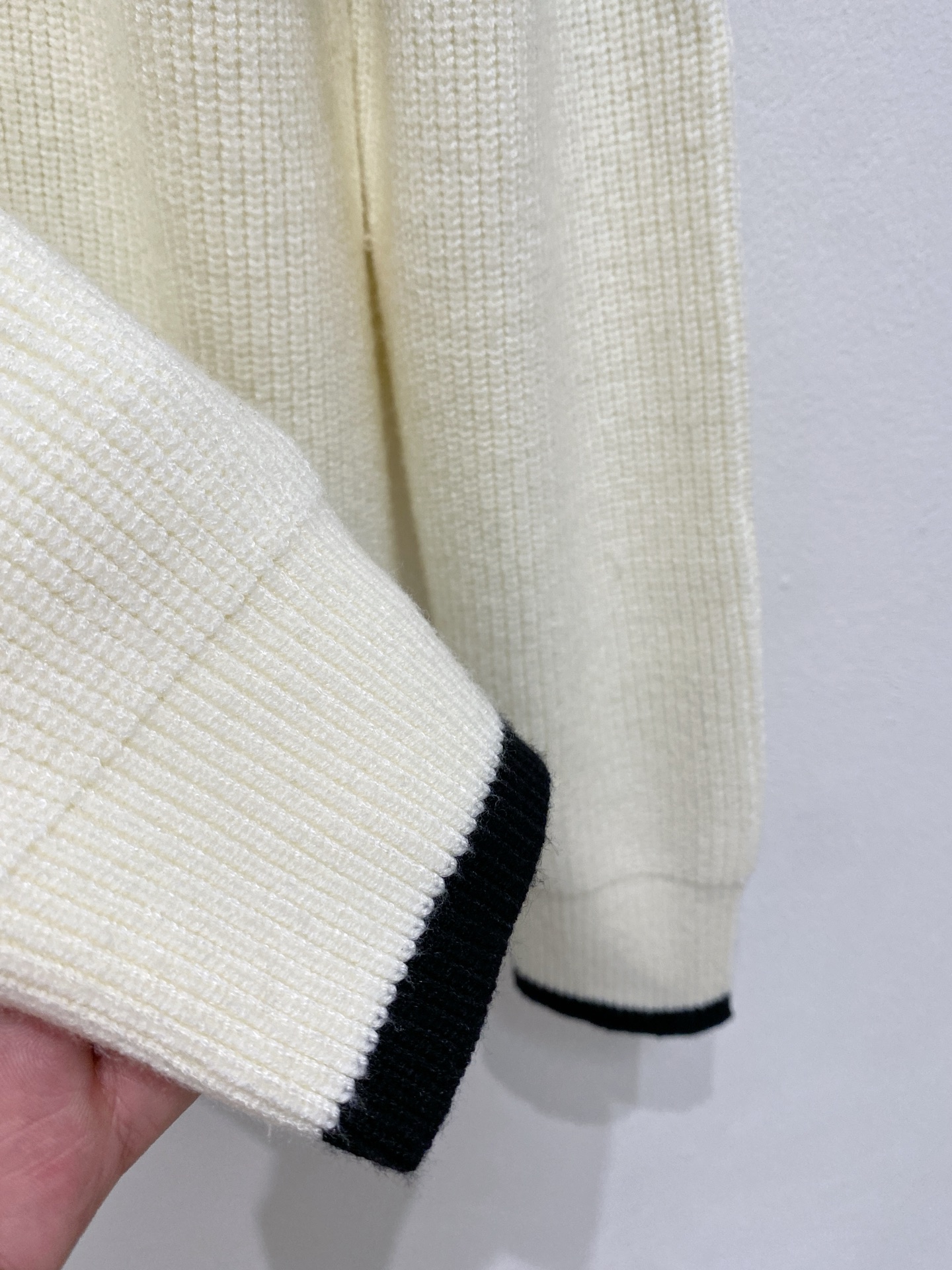 🌾 TB开衫毛衣，采用羊毛混纺纱线，保暖性佳，蓬松柔软，加倍呵护肌肤，给你轻如无物的穿着感体验。高品质天