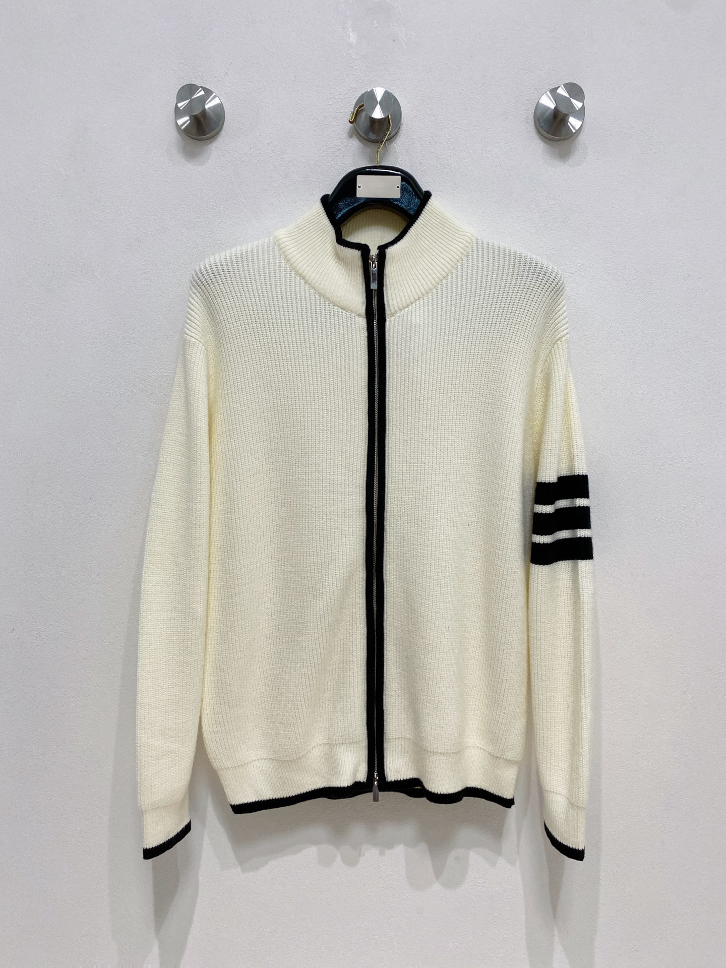 🌾 TB开衫毛衣，采用羊毛混纺纱线，保暖性佳，蓬松柔软，加倍呵护肌肤，给你轻如无物的穿着感体验。高品质天