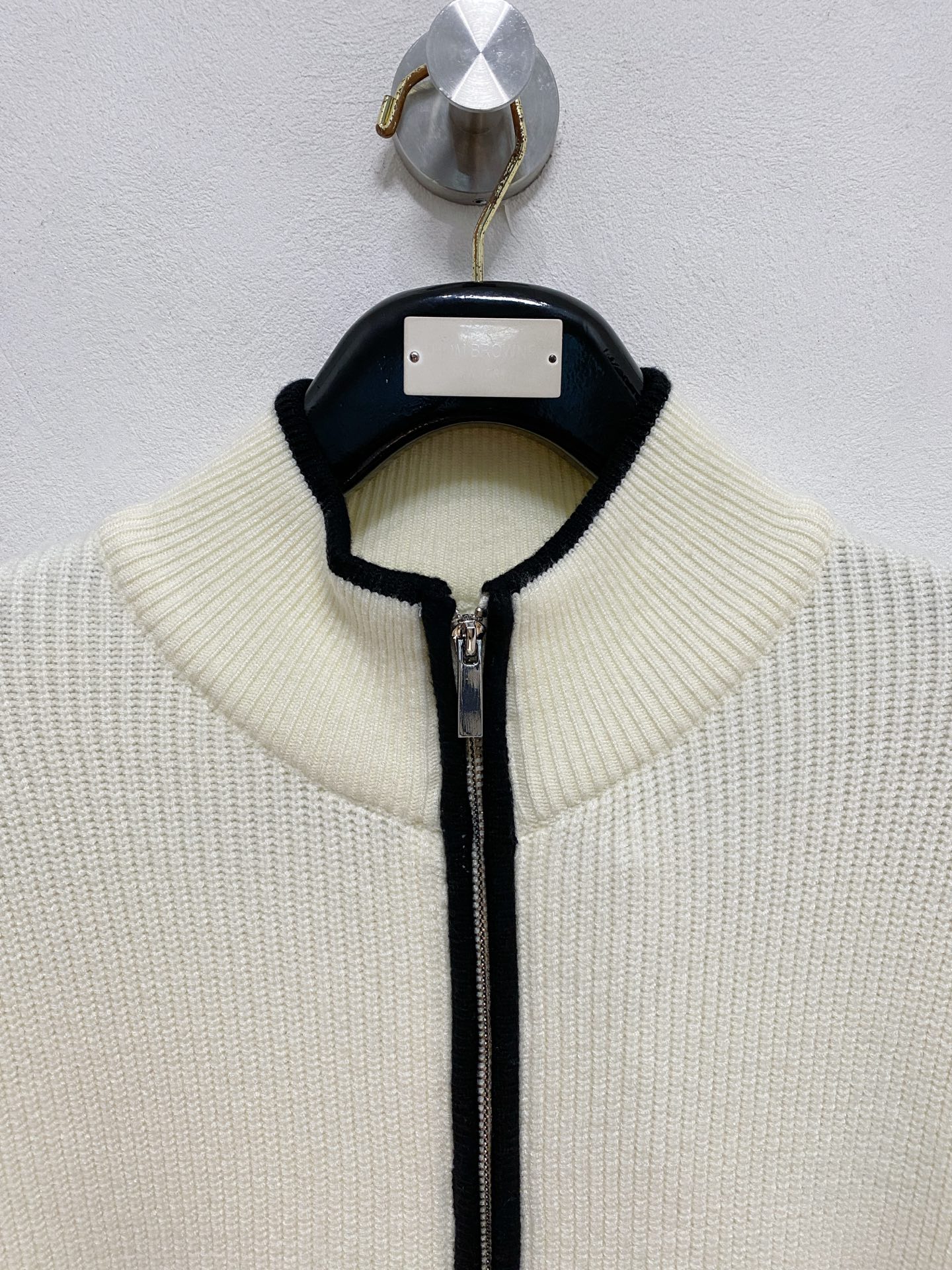 🌾 TB开衫毛衣，采用羊毛混纺纱线，保暖性佳，蓬松柔软，加倍呵护肌肤，给你轻如无物的穿着感体验。高品质天