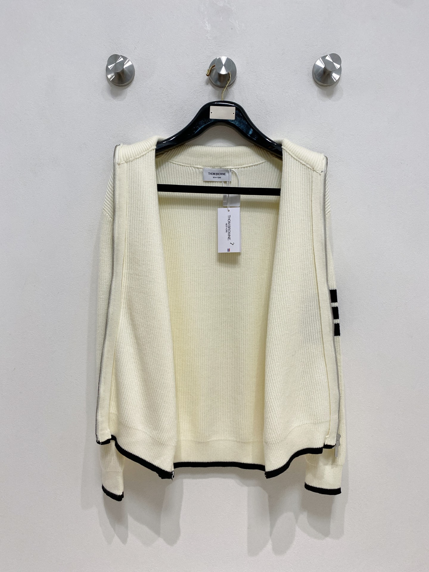 🌾 TB开衫毛衣，采用羊毛混纺纱线，保暖性佳，蓬松柔软，加倍呵护肌肤，给你轻如无物的穿着感体验。高品质天