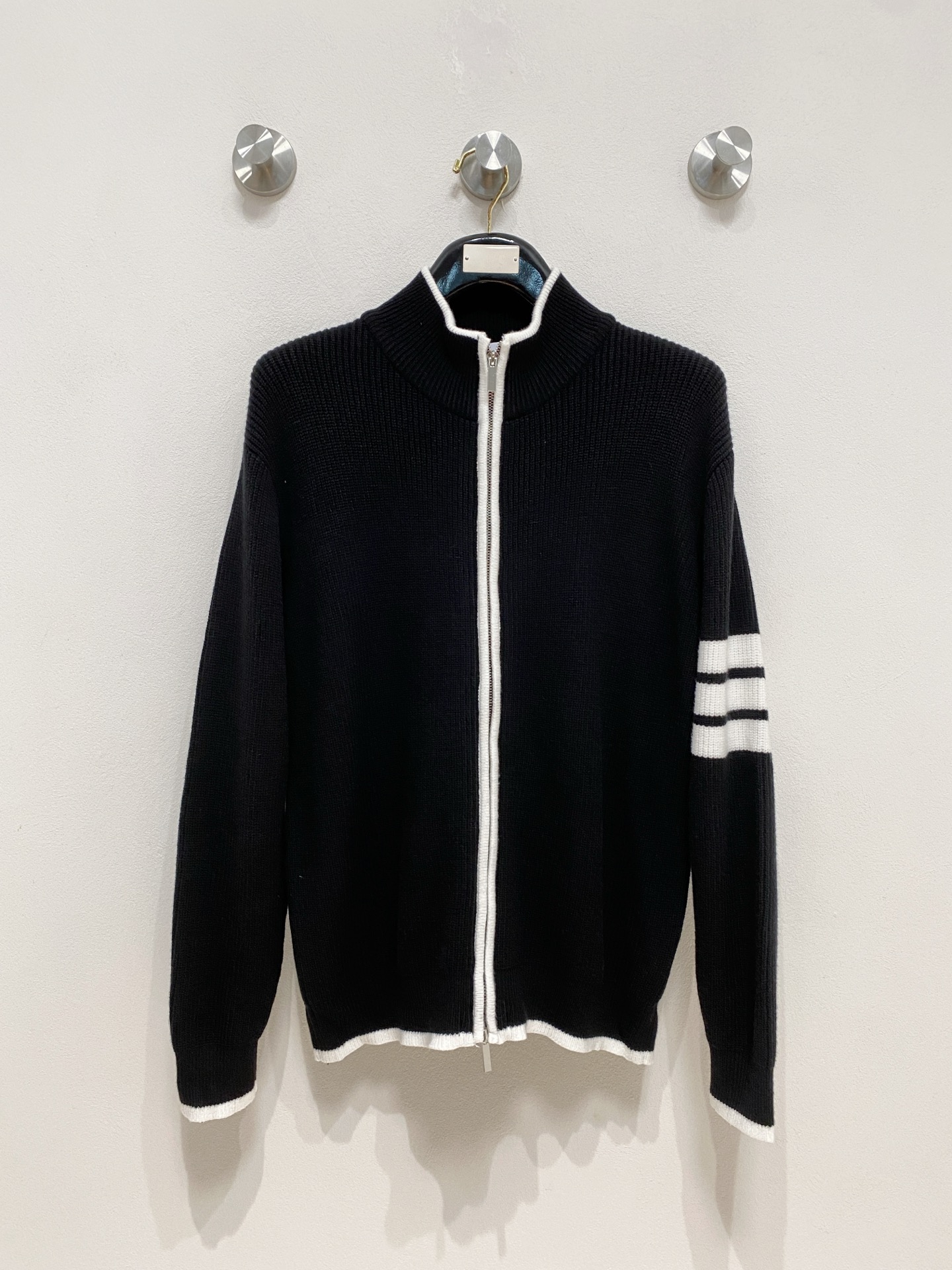 🌾 TB开衫毛衣，采用羊毛混纺纱线，保暖性佳，蓬松柔软，加倍呵护肌肤，给你轻如无物的穿着感体验。高品质天