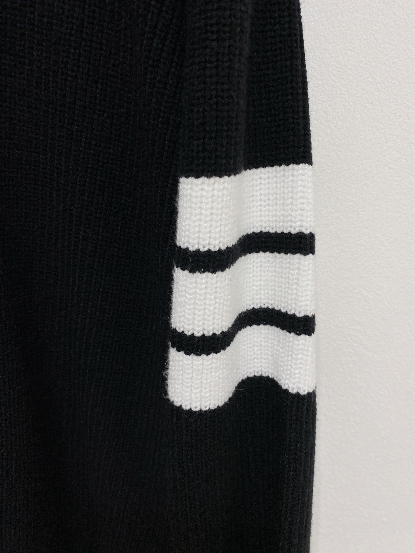 🌾 TB开衫毛衣，采用羊毛混纺纱线，保暖性佳，蓬松柔软，加倍呵护肌肤，给你轻如无物的穿着感体验。高品质天