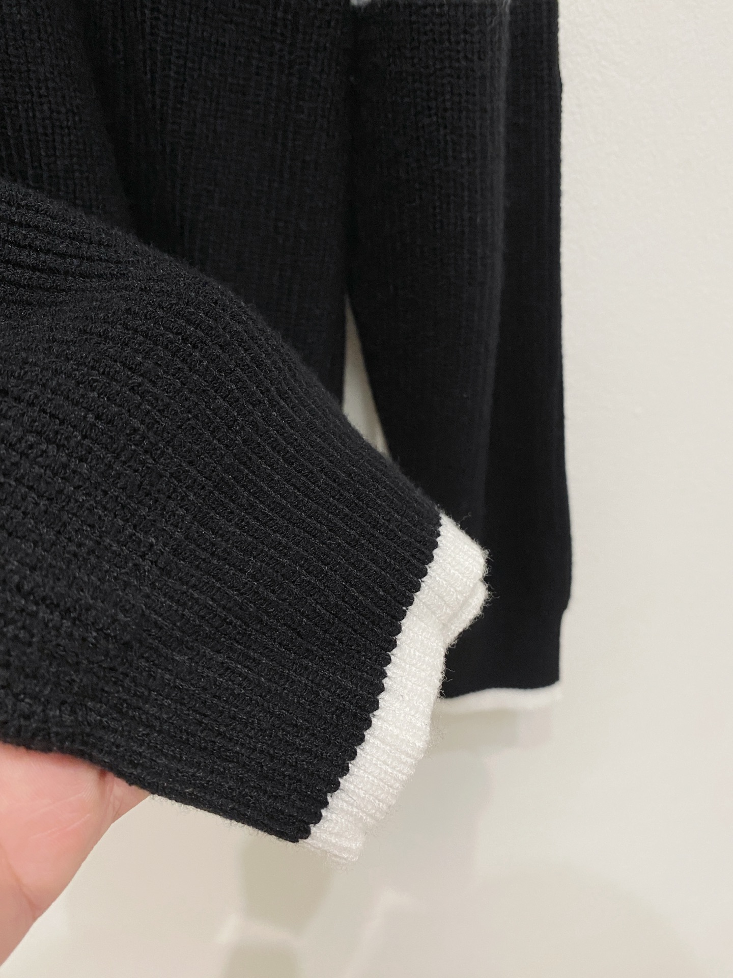 🌾 TB开衫毛衣，采用羊毛混纺纱线，保暖性佳，蓬松柔软，加倍呵护肌肤，给你轻如无物的穿着感体验。高品质天