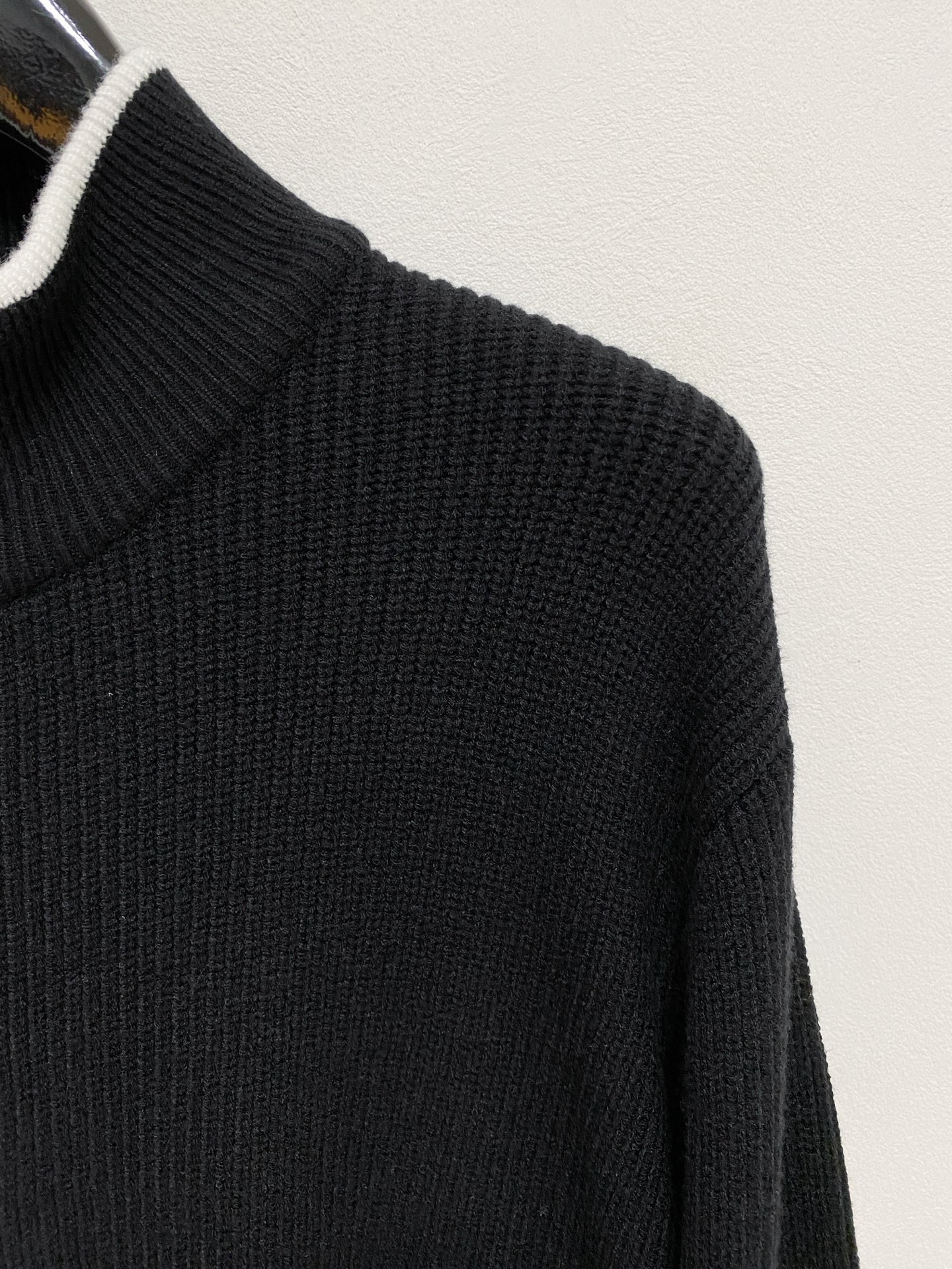 🌾 TB开衫毛衣，采用羊毛混纺纱线，保暖性佳，蓬松柔软，加倍呵护肌肤，给你轻如无物的穿着感体验。高品质天