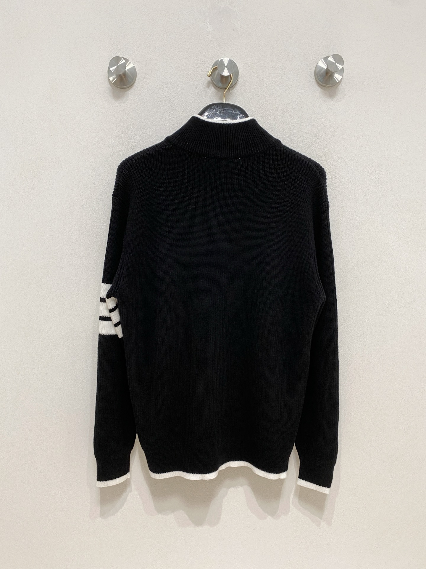 🌾 TB开衫毛衣，采用羊毛混纺纱线，保暖性佳，蓬松柔软，加倍呵护肌肤，给你轻如无物的穿着感体验。高品质天