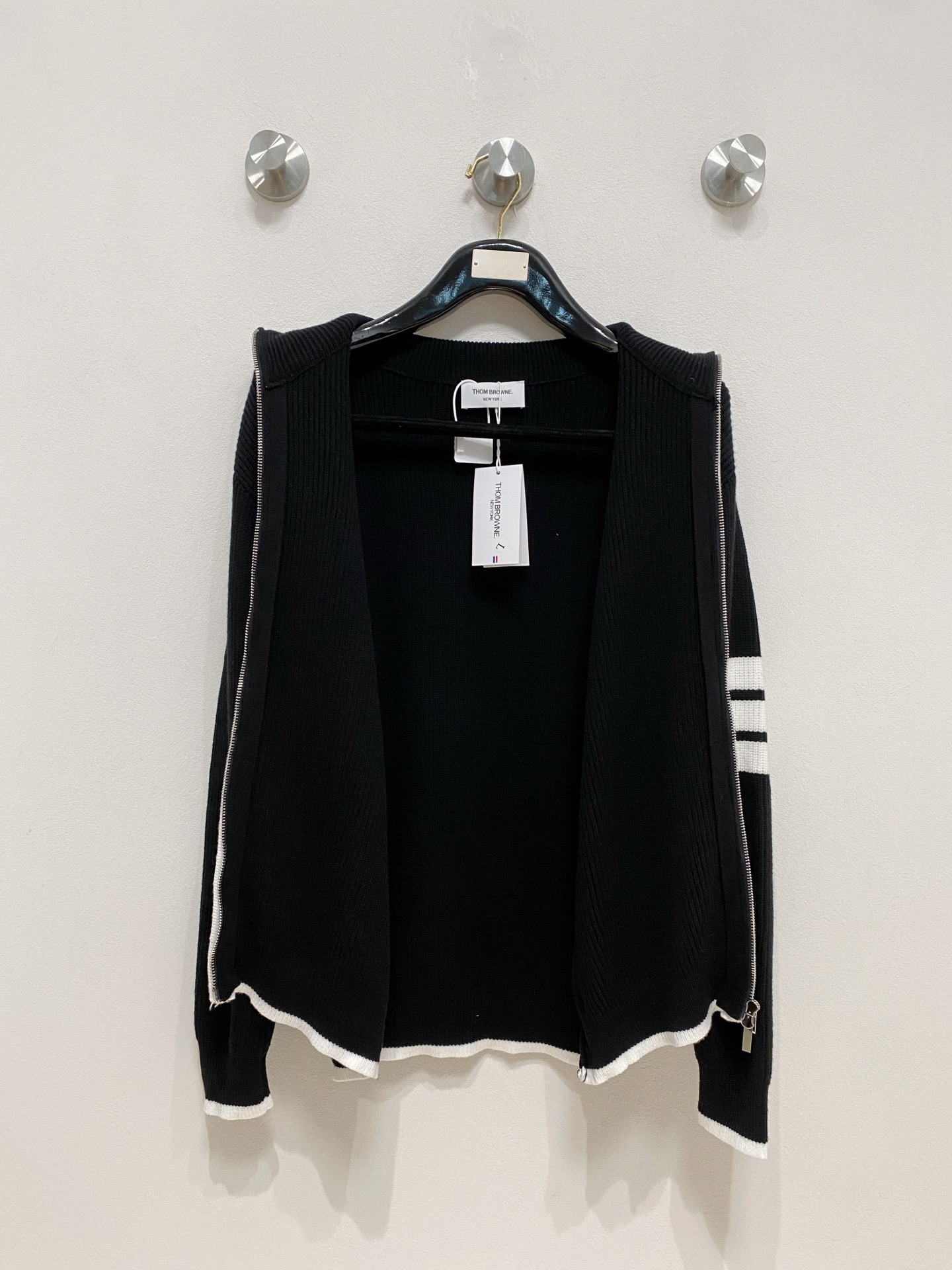 🌾 TB开衫毛衣，采用羊毛混纺纱线，保暖性佳，蓬松柔软，加倍呵护肌肤，给你轻如无物的穿着感体验。高品质天