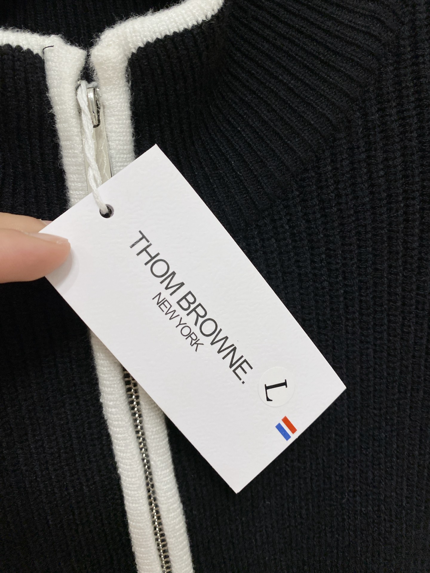 🌾 TB开衫毛衣，采用羊毛混纺纱线，保暖性佳，蓬松柔软，加倍呵护肌肤，给你轻如无物的穿着感体验。高品质天