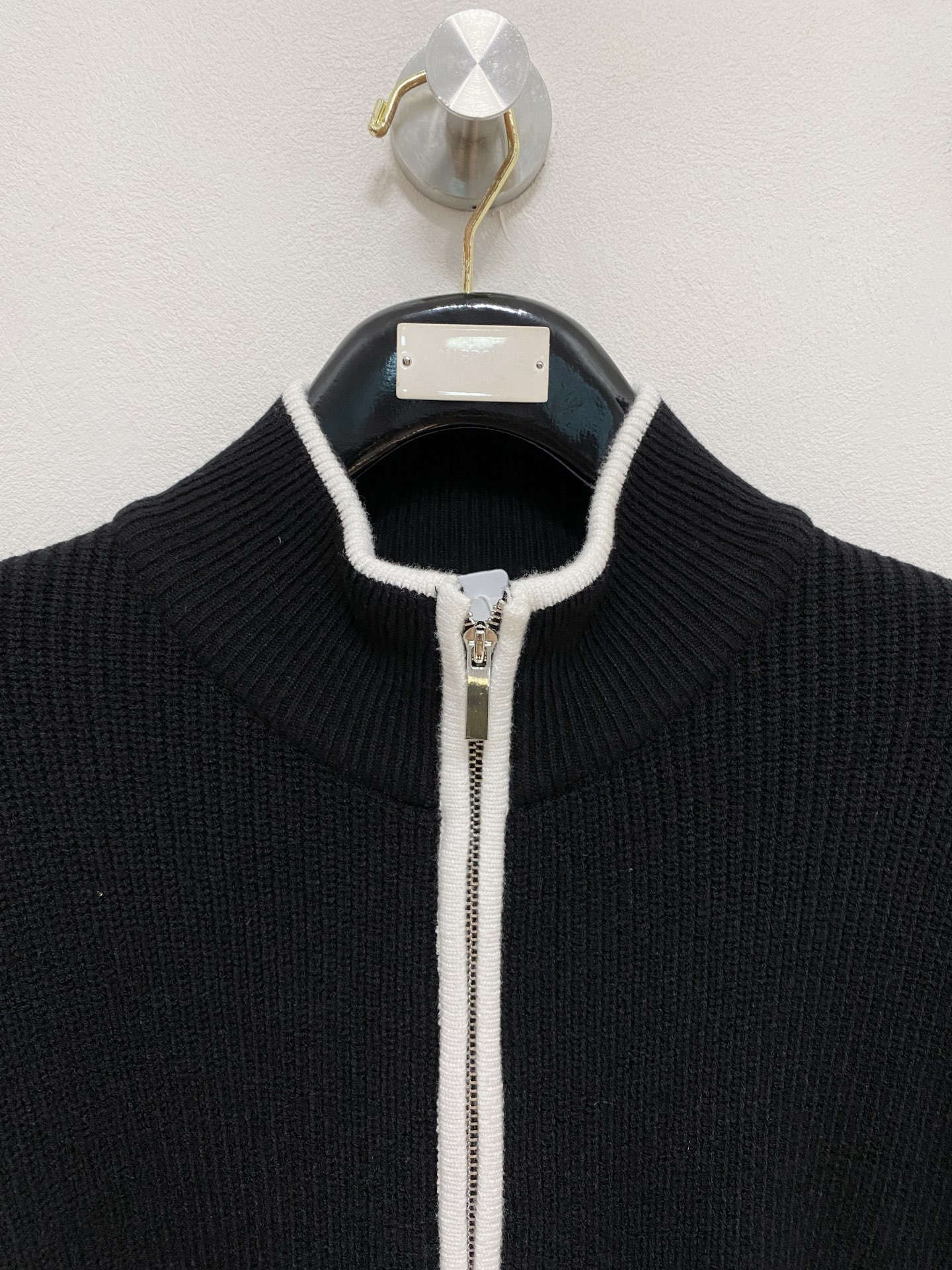 🌾 TB开衫毛衣，采用羊毛混纺纱线，保暖性佳，蓬松柔软，加倍呵护肌肤，给你轻如无物的穿着感体验。高品质天