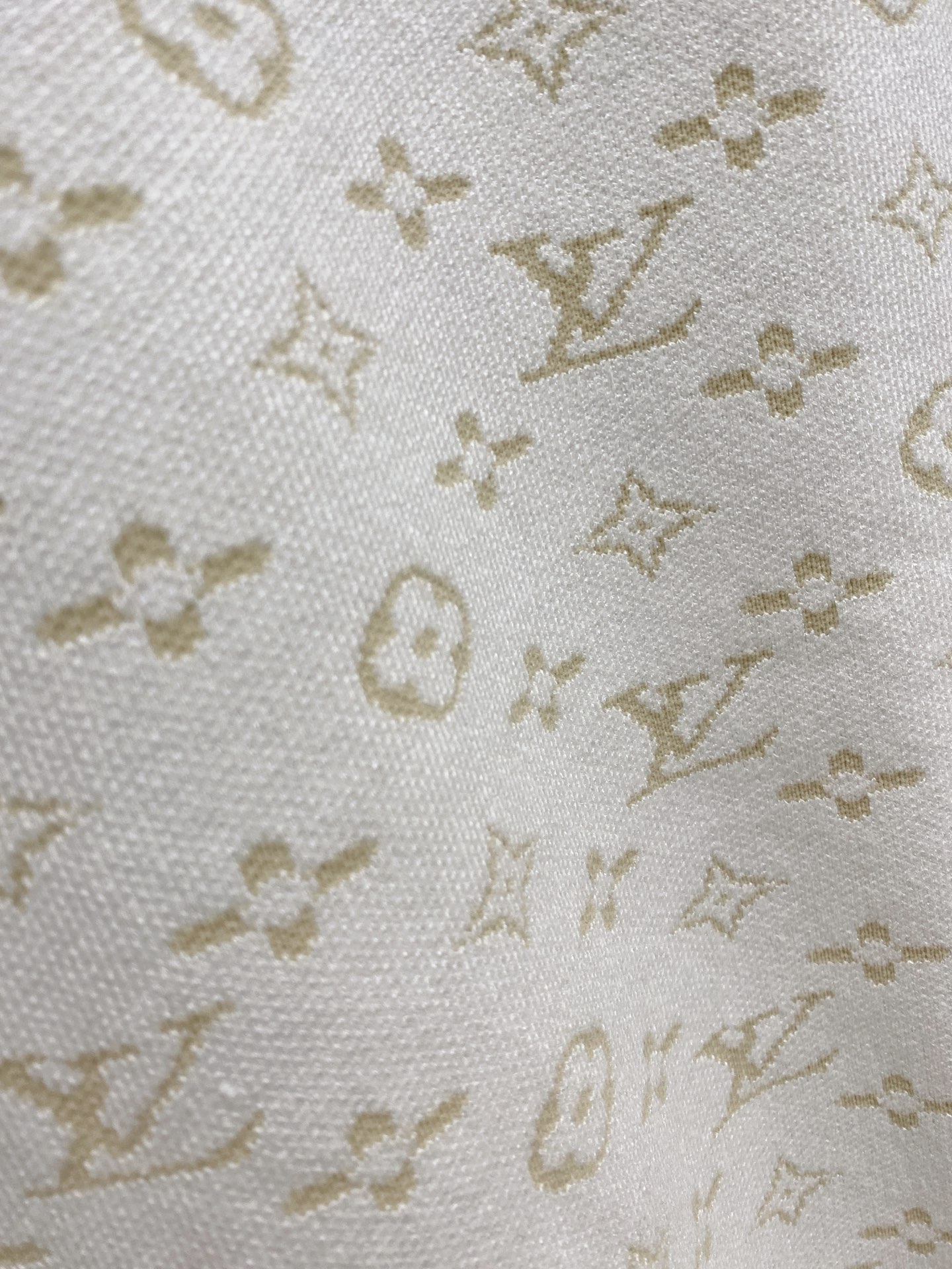 🌾 LV圆领毛衣，采用羊毛混纺纱线，保暖性佳，蓬松柔软，加倍呵护肌肤，给你轻如无物的穿着感体验。高品质天