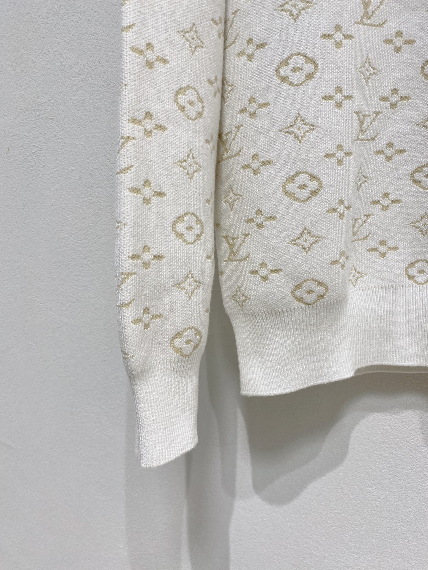 🌾 LV圆领毛衣，采用羊毛混纺纱线，保暖性佳，蓬松柔软，加倍呵护肌肤，给你轻如无物的穿着感体验。高品质天