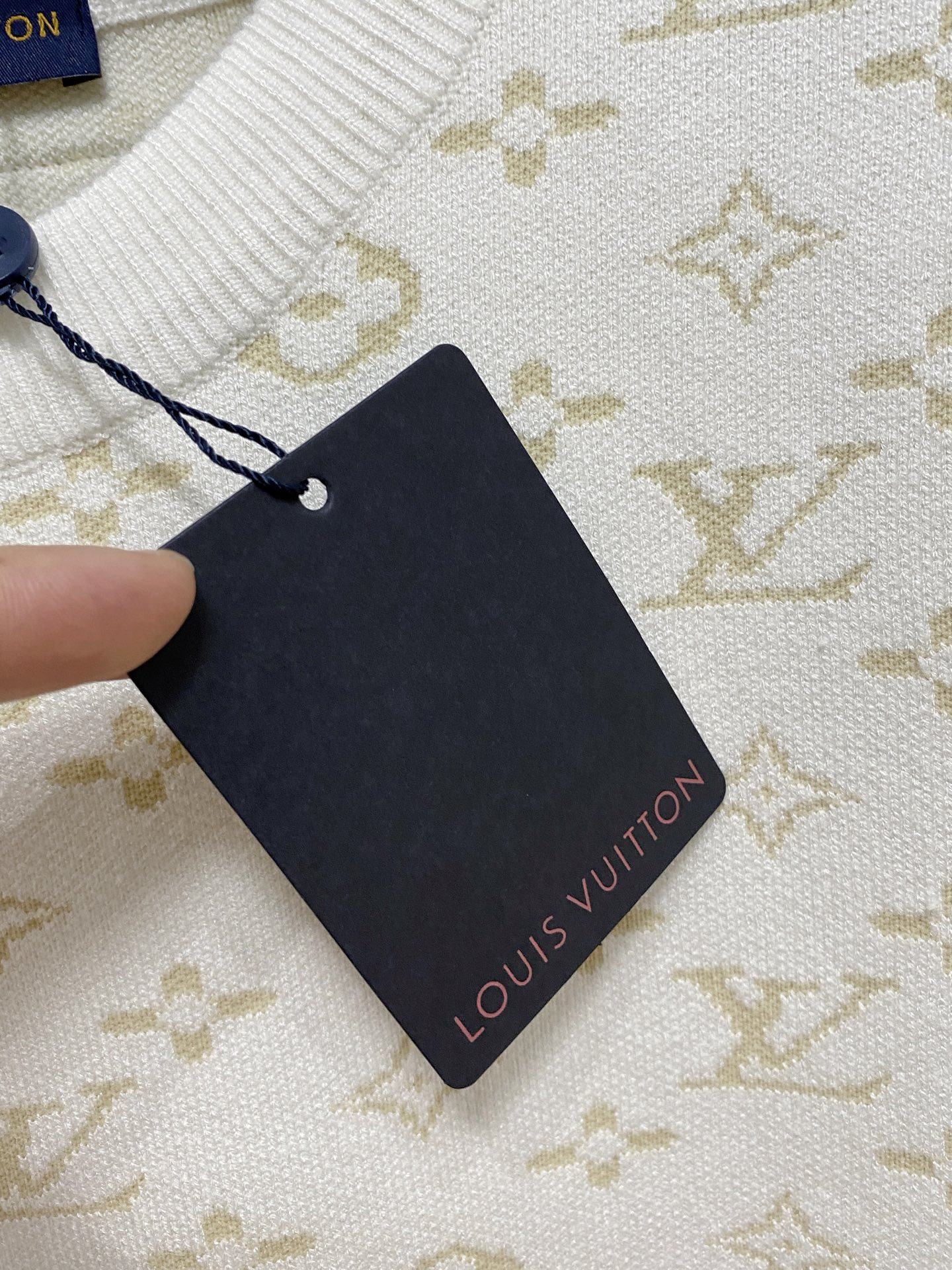 🌾 LV圆领毛衣，采用羊毛混纺纱线，保暖性佳，蓬松柔软，加倍呵护肌肤，给你轻如无物的穿着感体验。高品质天