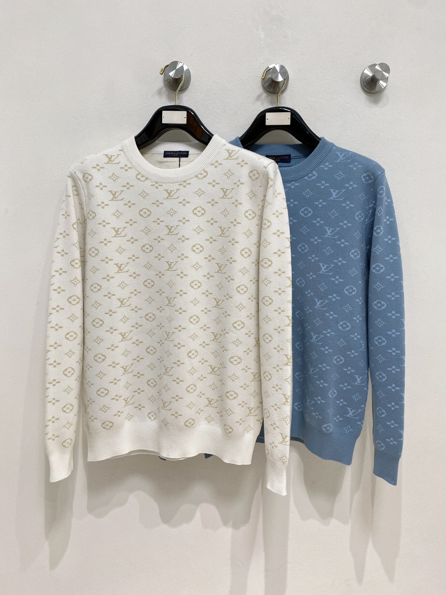 🌾 LV圆领毛衣，采用羊毛混纺纱线，保暖性佳，蓬松柔软，加倍呵护肌肤，给你轻如无物的穿着感体验。高品质天