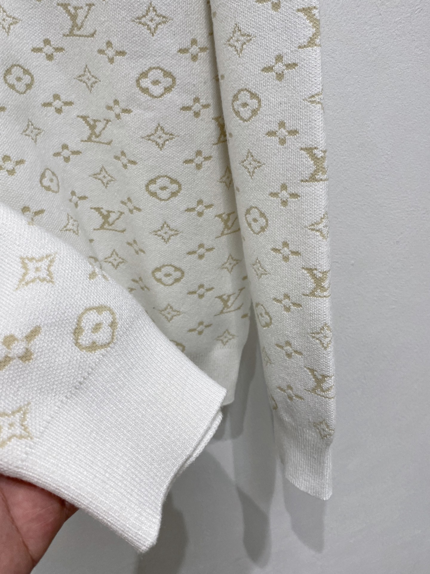 🌾 LV圆领毛衣，采用羊毛混纺纱线，保暖性佳，蓬松柔软，加倍呵护肌肤，给你轻如无物的穿着感体验。高品质天