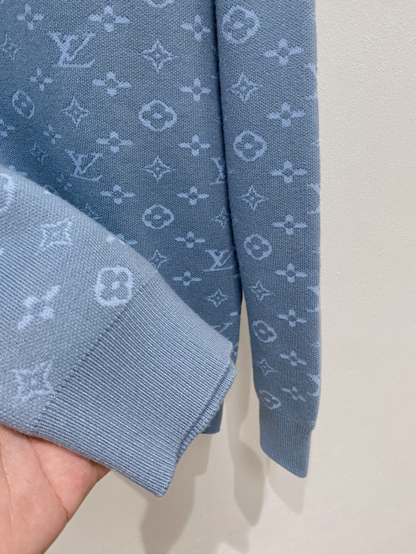 🌾 LV圆领毛衣，采用羊毛混纺纱线，保暖性佳，蓬松柔软，加倍呵护肌肤，给你轻如无物的穿着感体验。高品质天