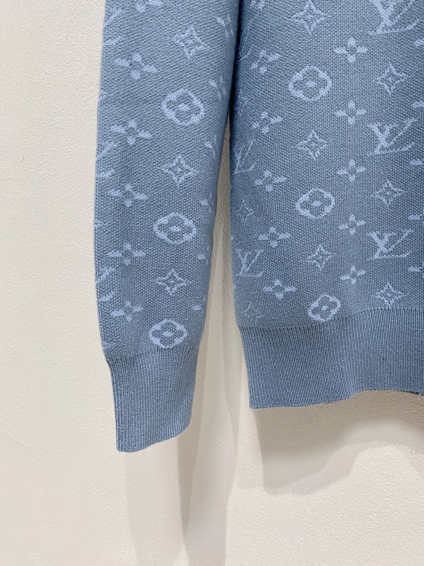 🌾 LV圆领毛衣，采用羊毛混纺纱线，保暖性佳，蓬松柔软，加倍呵护肌肤，给你轻如无物的穿着感体验。高品质天