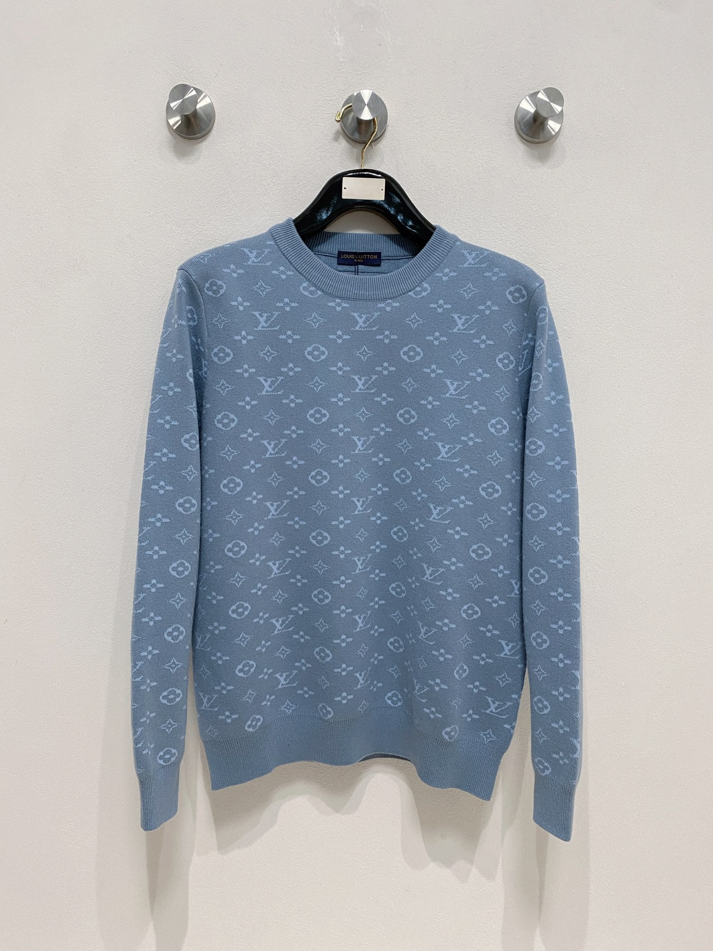 🌾 LV圆领毛衣，采用羊毛混纺纱线，保暖性佳，蓬松柔软，加倍呵护肌肤，给你轻如无物的穿着感体验。高品质天