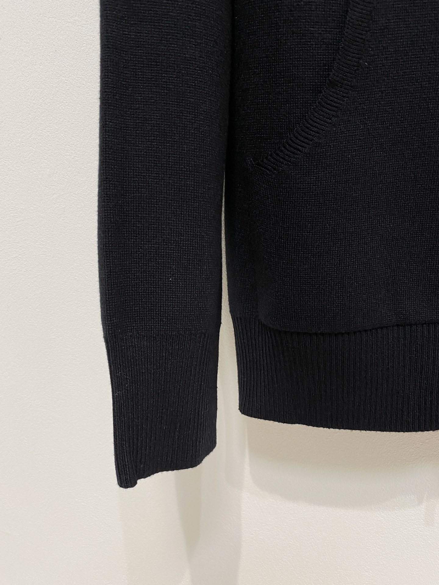 🌾 TB毛衣，采用羊毛混纺纱线，保暖性佳，蓬松柔软，加倍呵护肌肤，给你轻如无物的穿着感体验。高品质天然纤