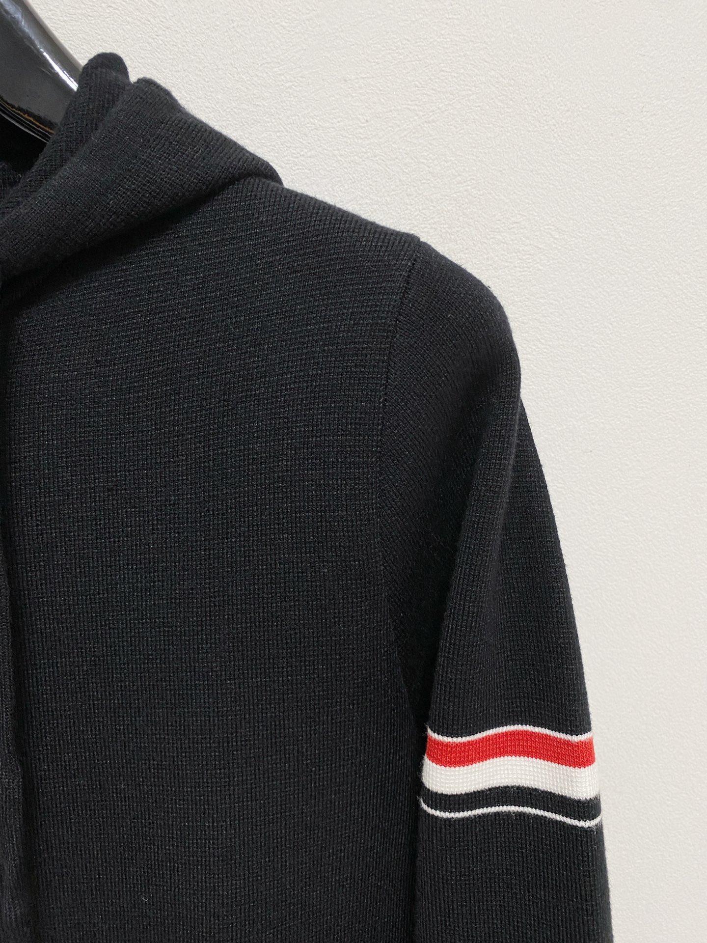 🌾 TB毛衣，采用羊毛混纺纱线，保暖性佳，蓬松柔软，加倍呵护肌肤，给你轻如无物的穿着感体验。高品质天然纤