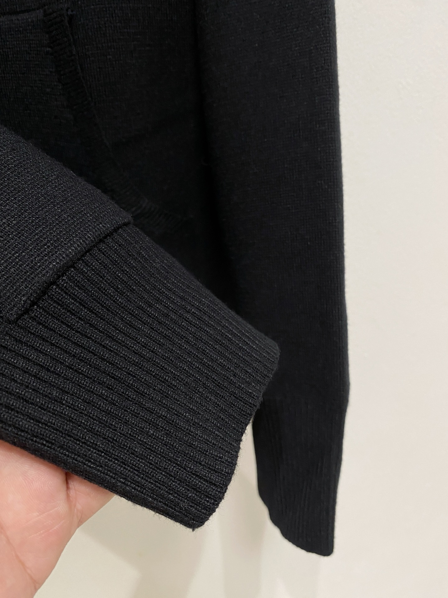 🌾 TB毛衣，采用羊毛混纺纱线，保暖性佳，蓬松柔软，加倍呵护肌肤，给你轻如无物的穿着感体验。高品质天然纤