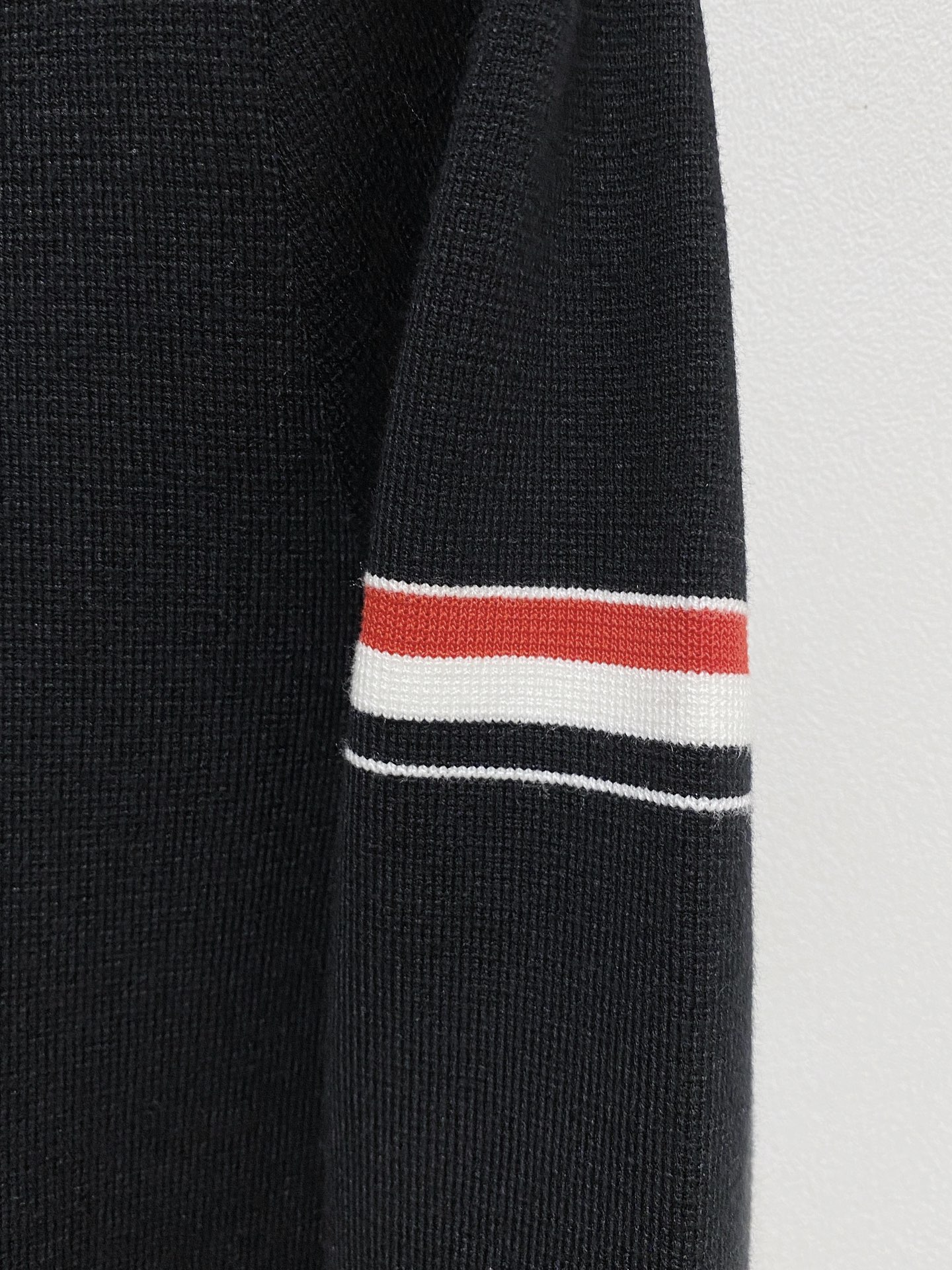 🌾 TB毛衣，采用羊毛混纺纱线，保暖性佳，蓬松柔软，加倍呵护肌肤，给你轻如无物的穿着感体验。高品质天然纤