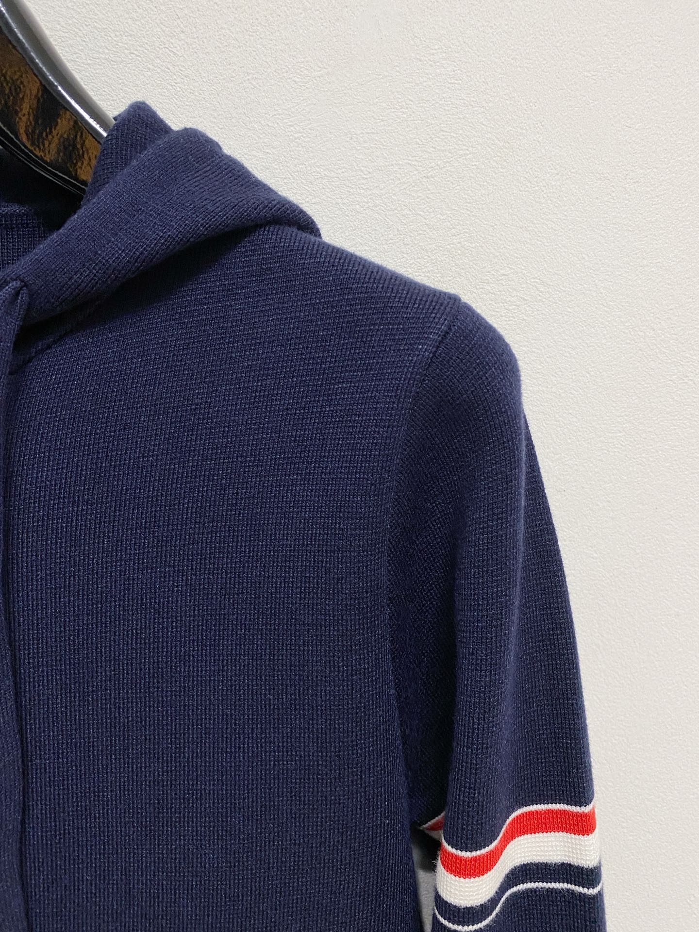 🌾 TB毛衣，采用羊毛混纺纱线，保暖性佳，蓬松柔软，加倍呵护肌肤，给你轻如无物的穿着感体验。高品质天然纤