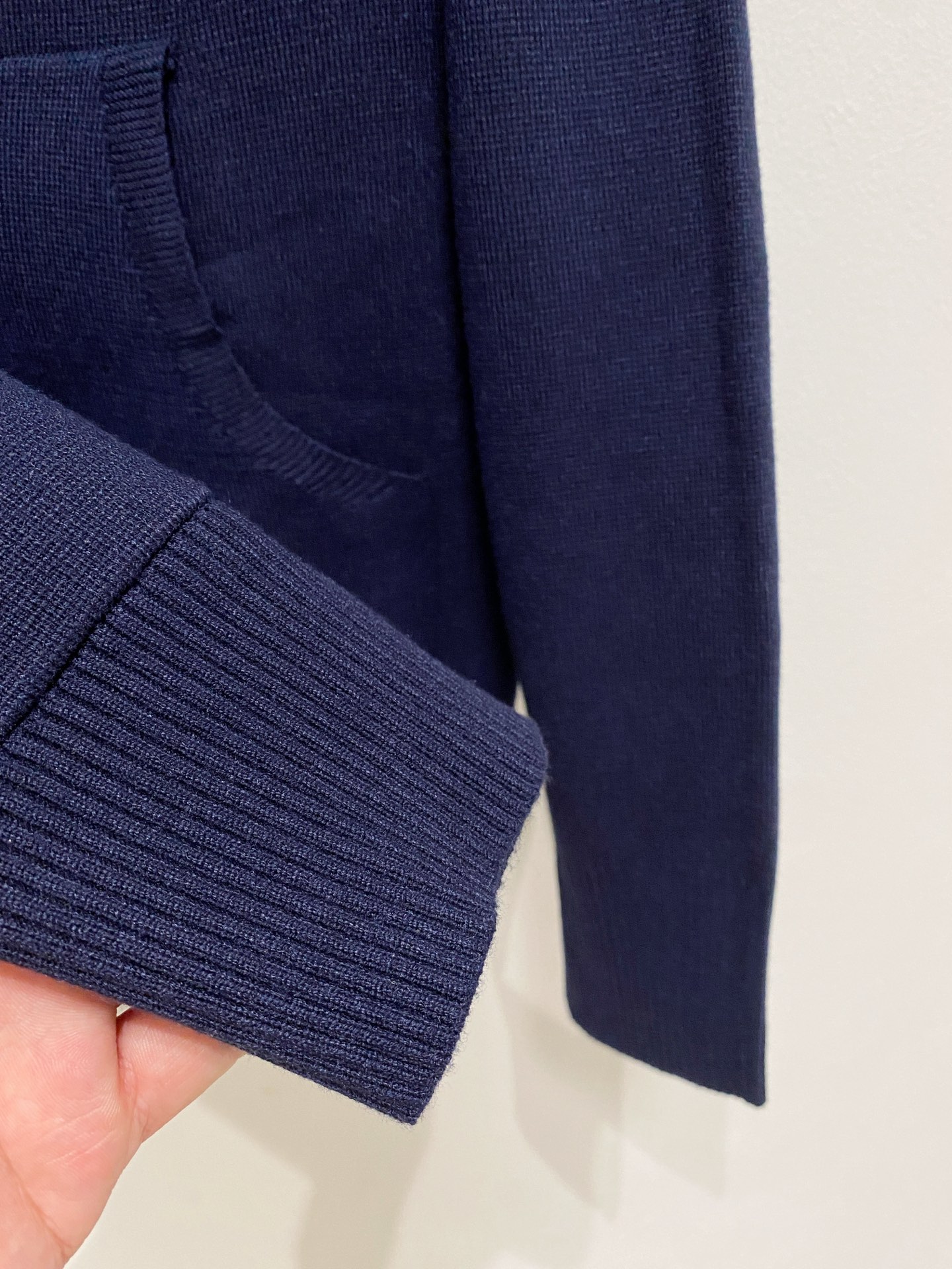 🌾 TB毛衣，采用羊毛混纺纱线，保暖性佳，蓬松柔软，加倍呵护肌肤，给你轻如无物的穿着感体验。高品质天然纤