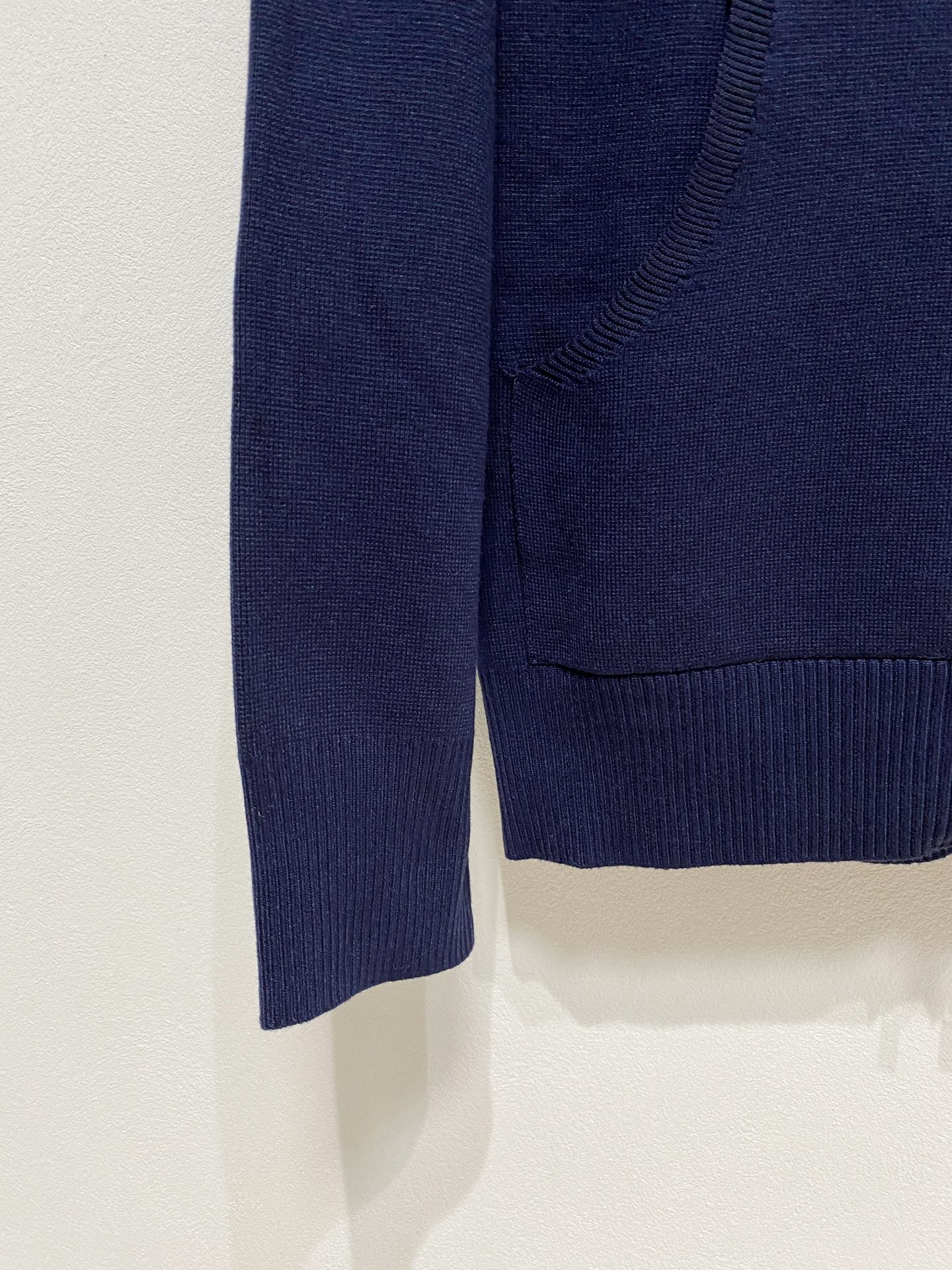 🌾 TB毛衣，采用羊毛混纺纱线，保暖性佳，蓬松柔软，加倍呵护肌肤，给你轻如无物的穿着感体验。高品质天然纤